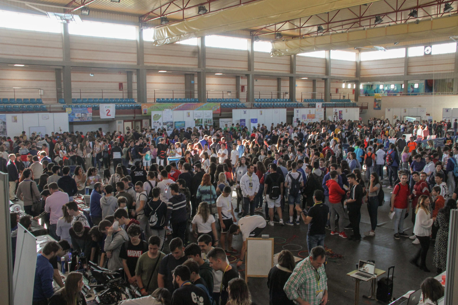 El Pabellón Máximo Cuervo, repleto de jóvenes durante la I Feria de Orientación Académica y Profesional.