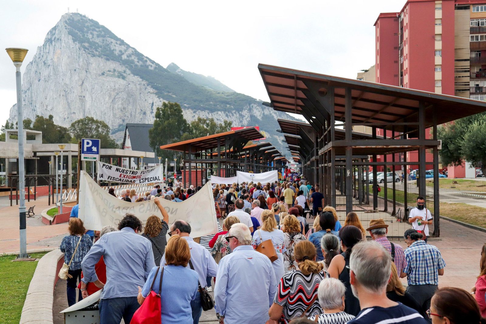 La manifestación del Brexit camina por el bulevar.