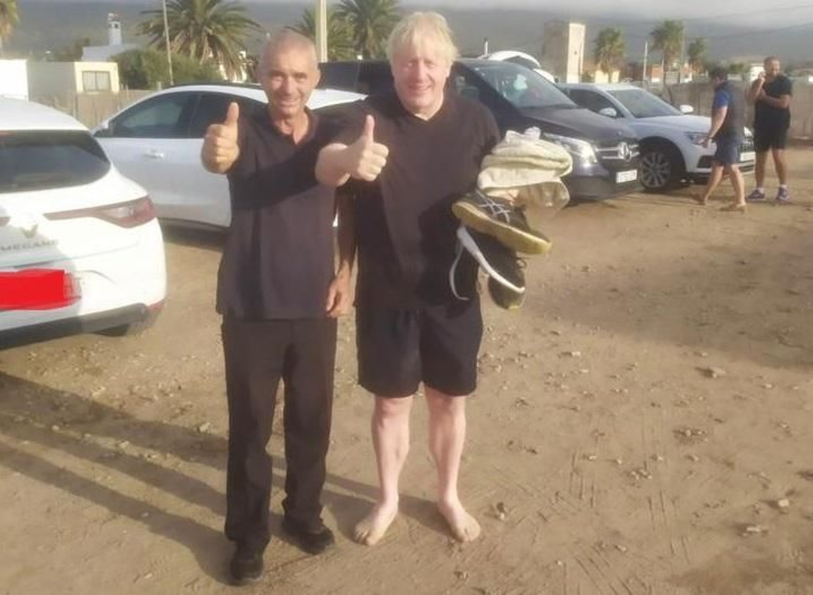 Antonio Rocha y Boris Johnson, el pasado domingo en la playa de Bolonia, en Tarifa.