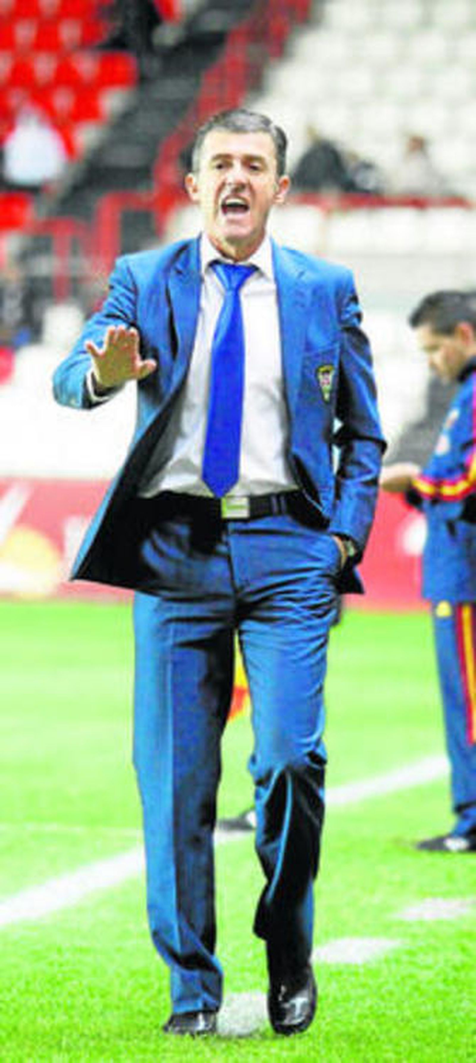 Lucas Alcaraz pide tranquilidad a los suyos desde la zona técnica.