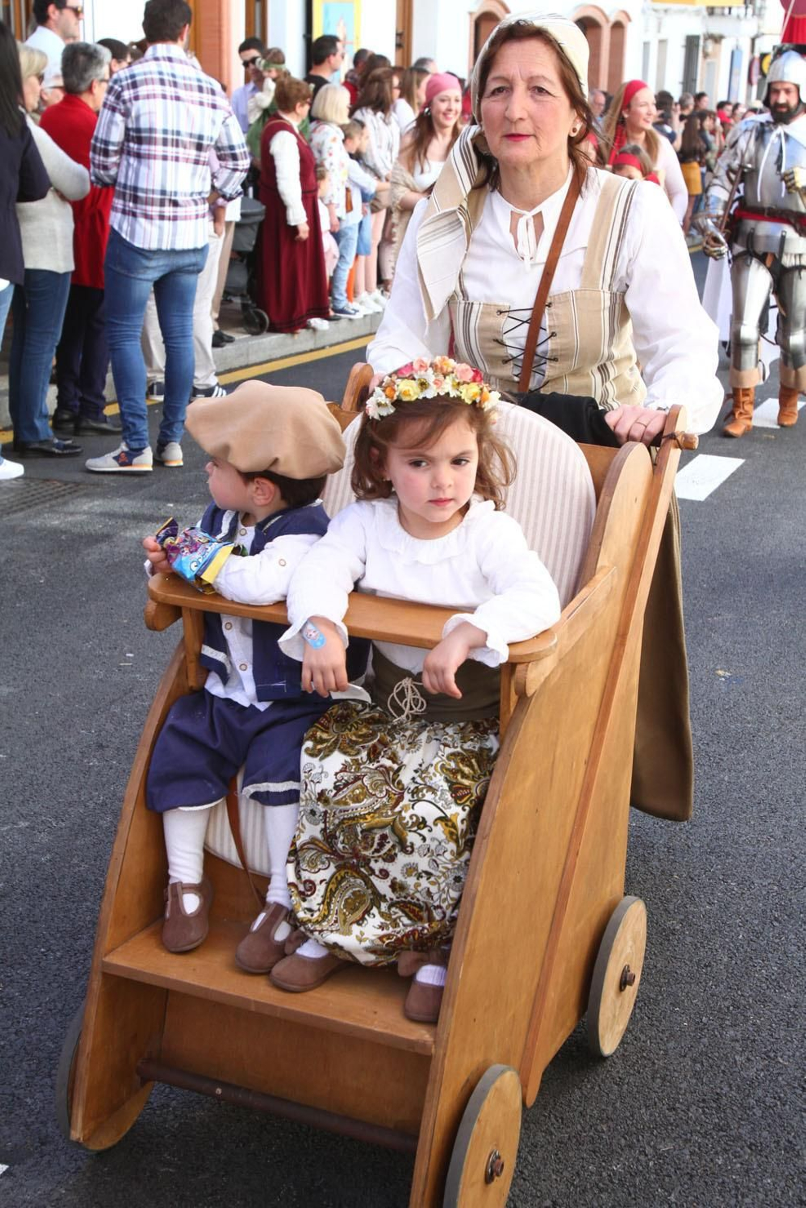 Imágenes del desfile de la XIX Feria Medieval del Descubrimiento, en Palos de la Frontera