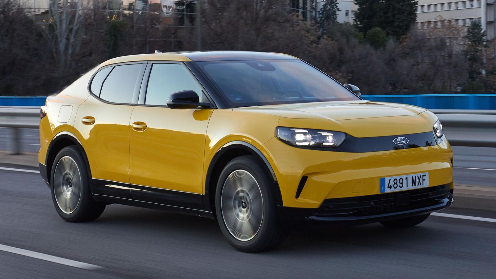 Con el acabado Premium, que añade más equipamiento y con él uno 20 kilos a cada Capri; así como incluye llantas más grandes, se recorta levemente la autonomía: en el mejor de los casos es de 598 km.