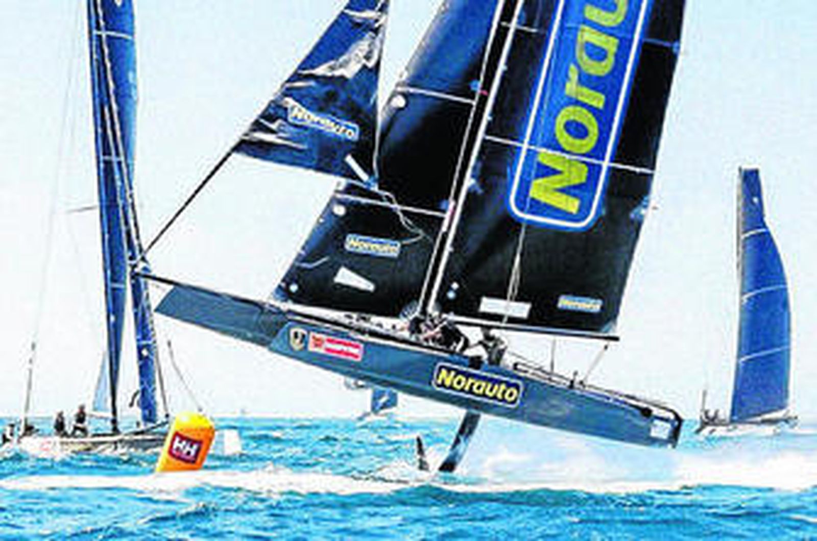 Imagen espectacular del catamarán 'Norauto' navegando en la Copa del Rey Mapfre.