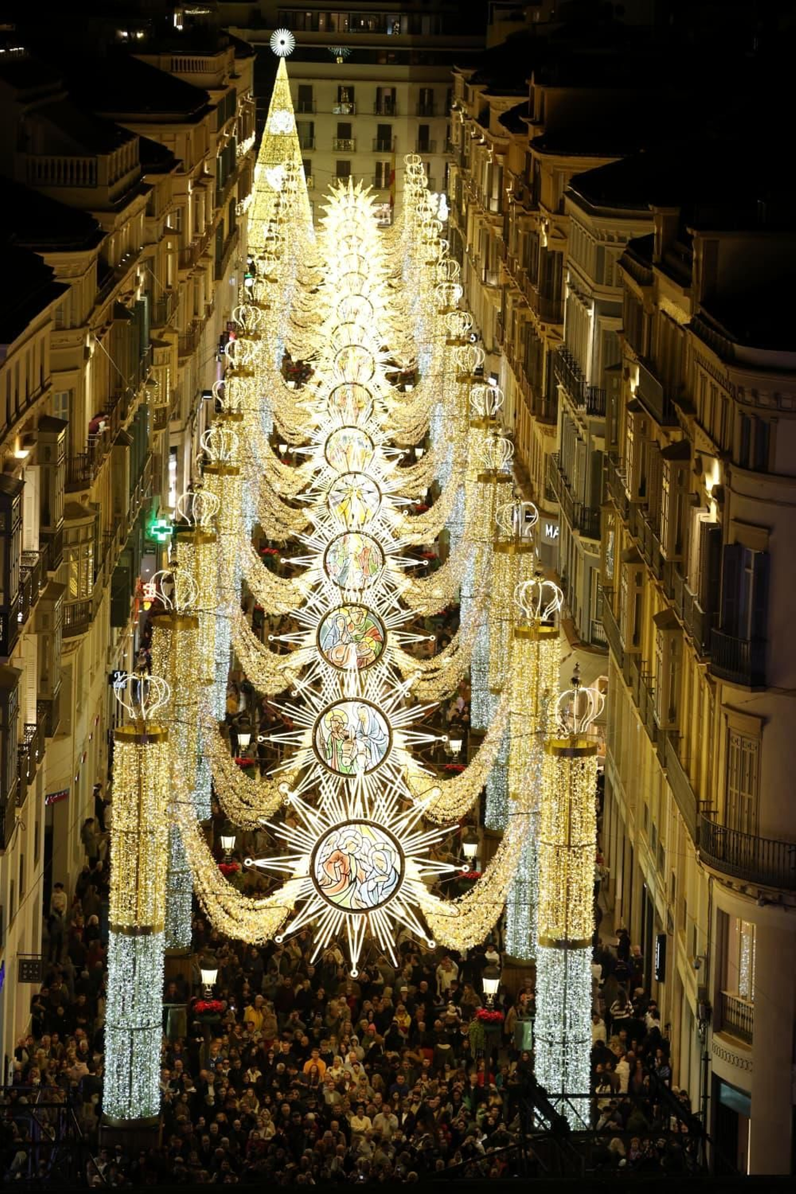Las nuevas luces de Navidad de la calle Larios de Málaga, en fotos