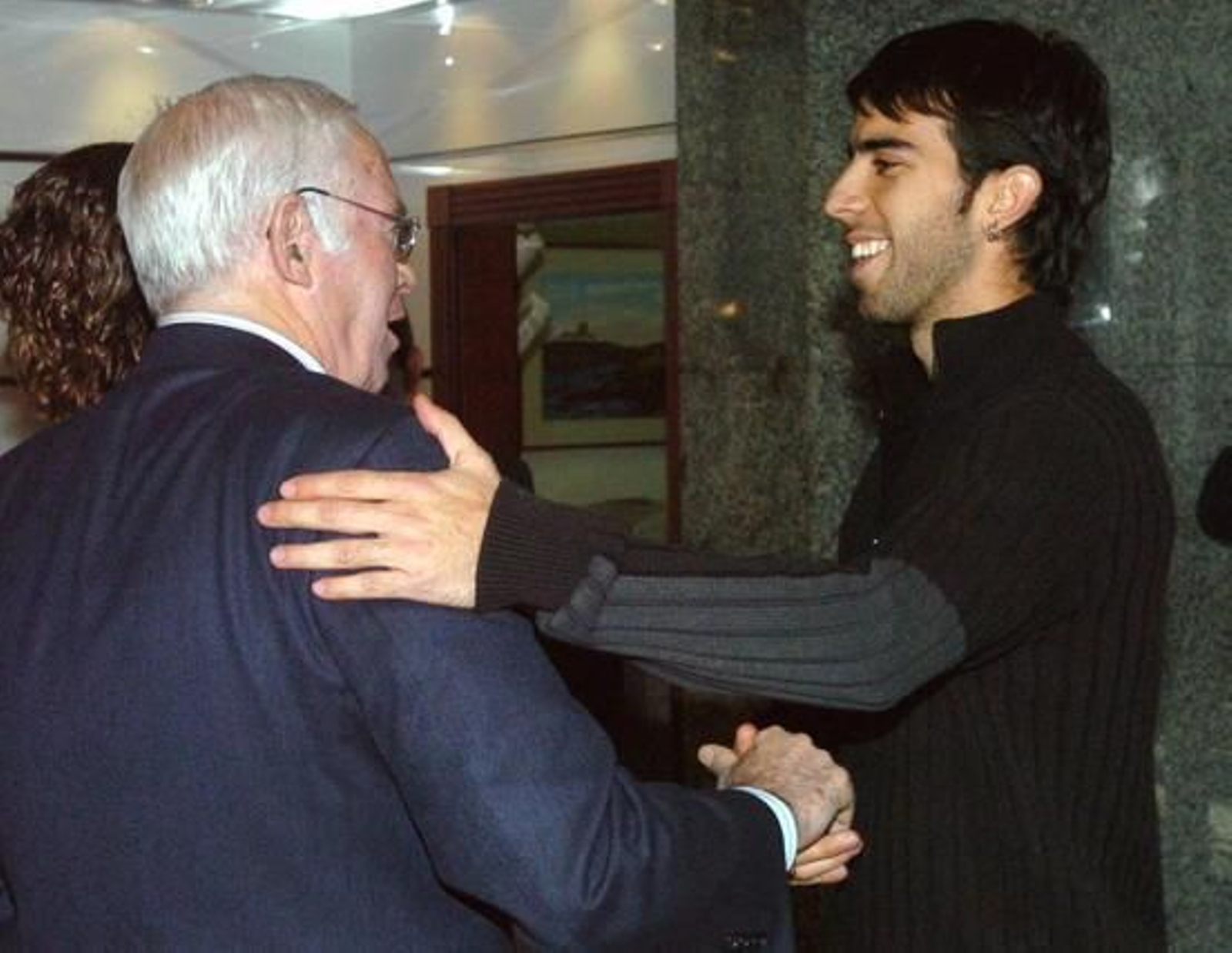 Luis Aragonés saluda a Oleguer Presas, al que preconvocó en una ocasión.

Foto: Efe