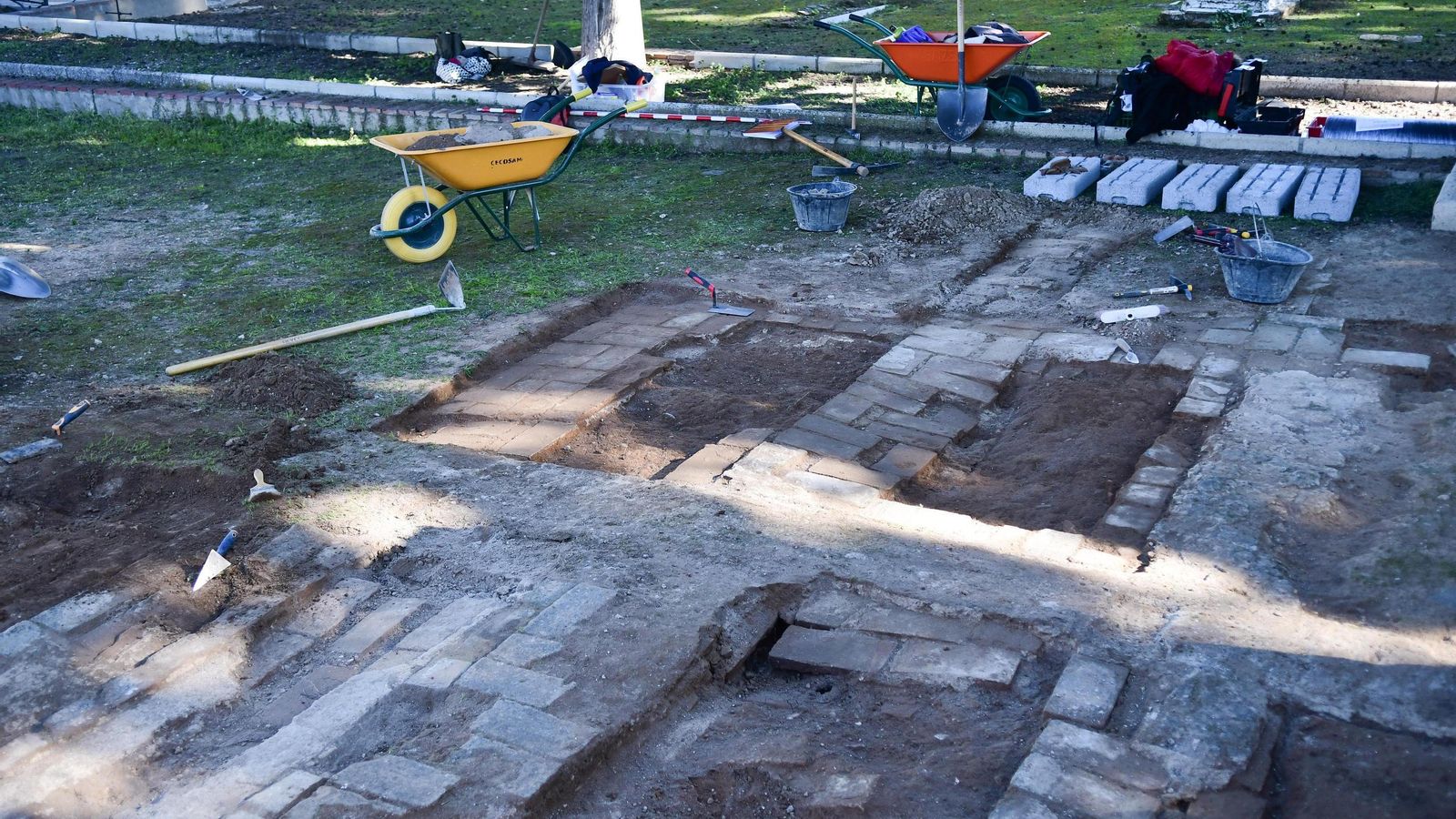 Catas arqueológicas en el cementerio de La Salud.
