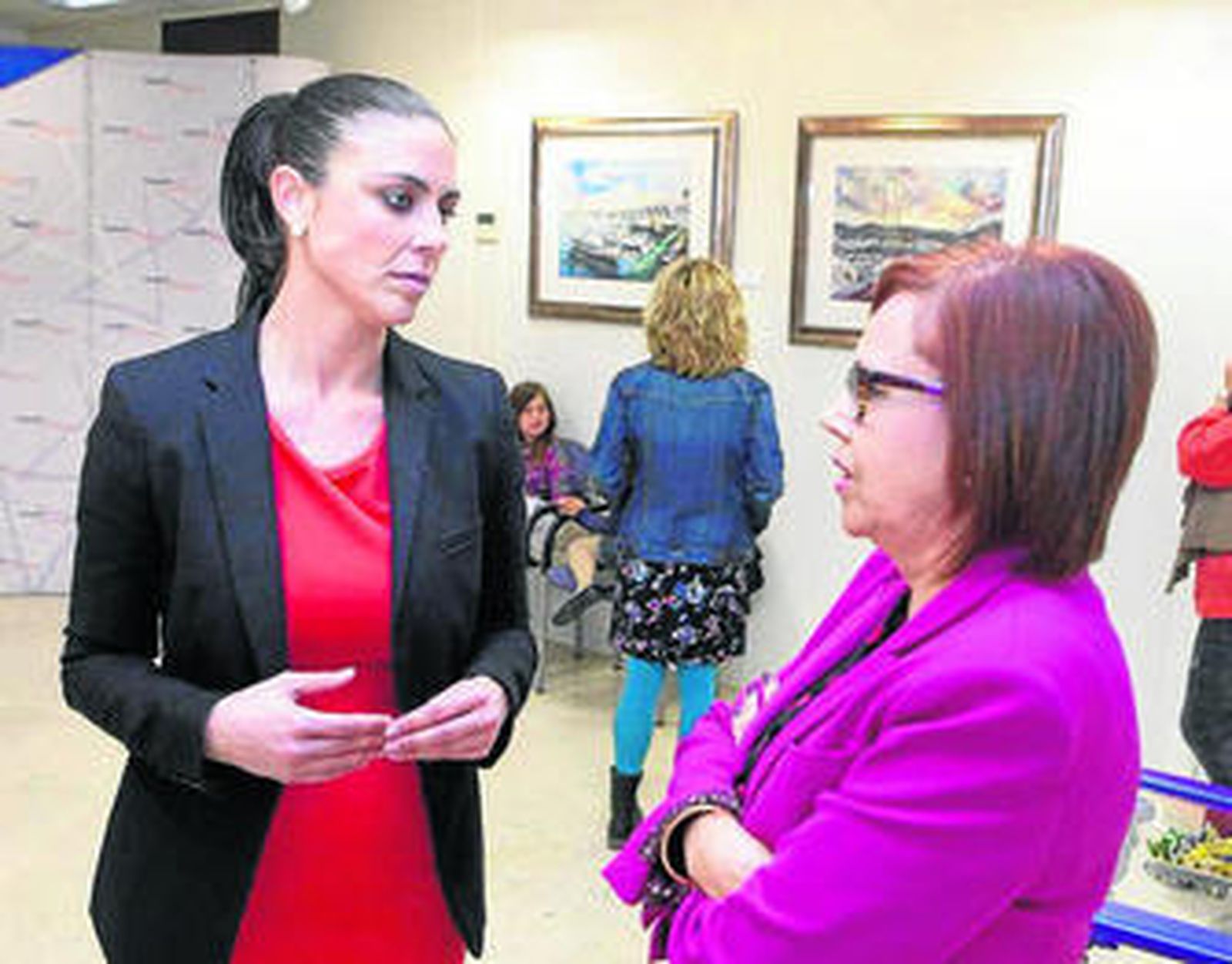 La diputada Elisa Fernández con la pintora Isabel Simón.