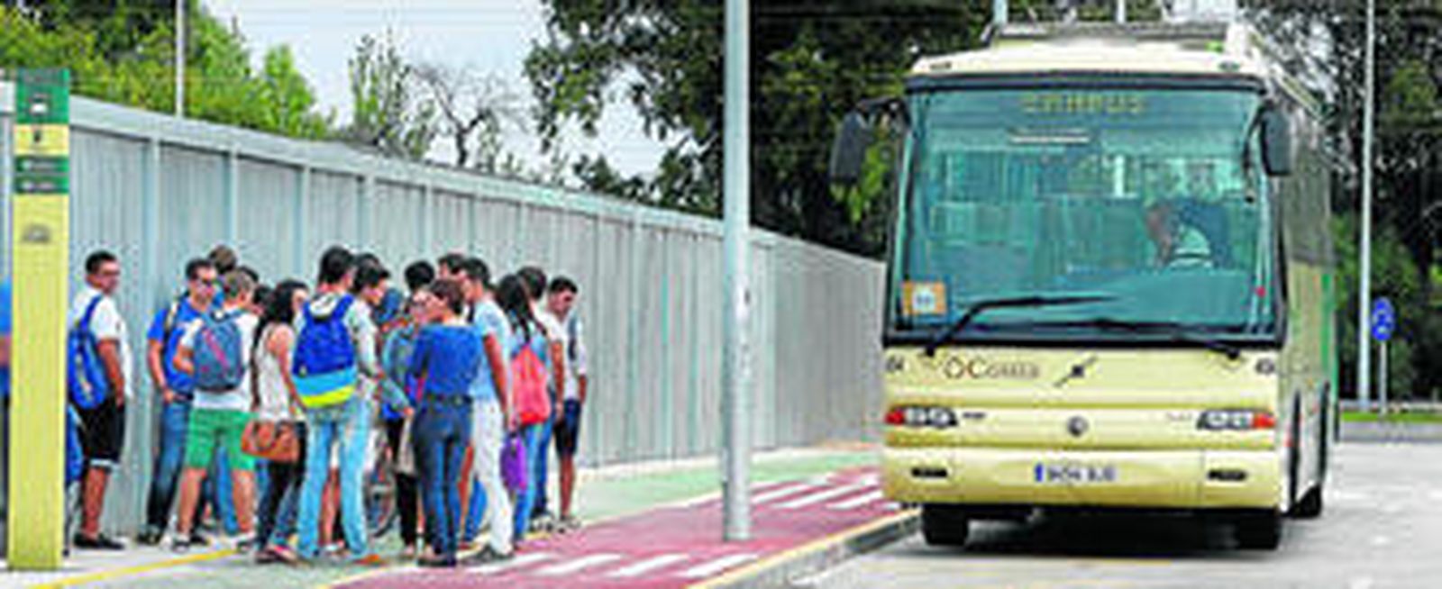 Estudiantes junto a una parada de autobús de las establecidas en el Campus de Puerto Real.