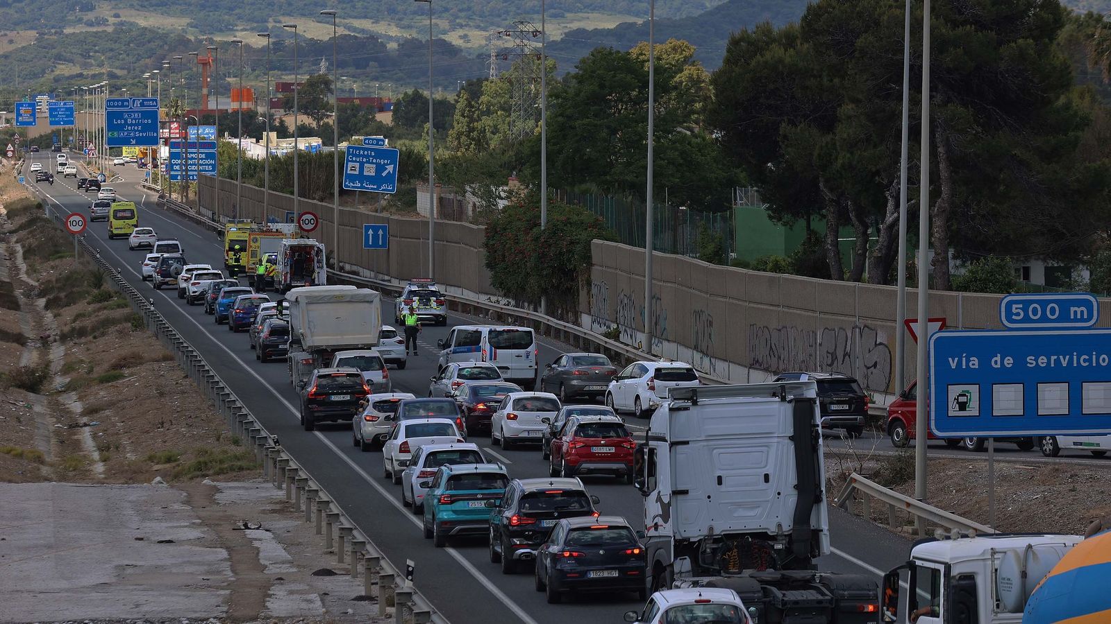 Un atasco como consecuencia de un accidente en la A-7.