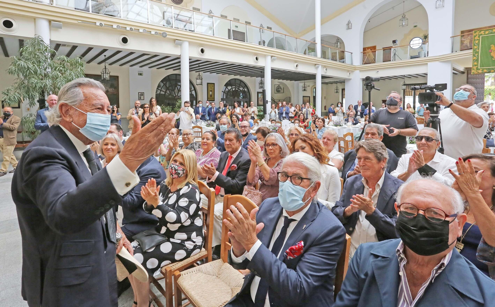 Rafael de Paula impone la insignia de oro de la peña Tío José de Paula a Manuel Morao en Jerez