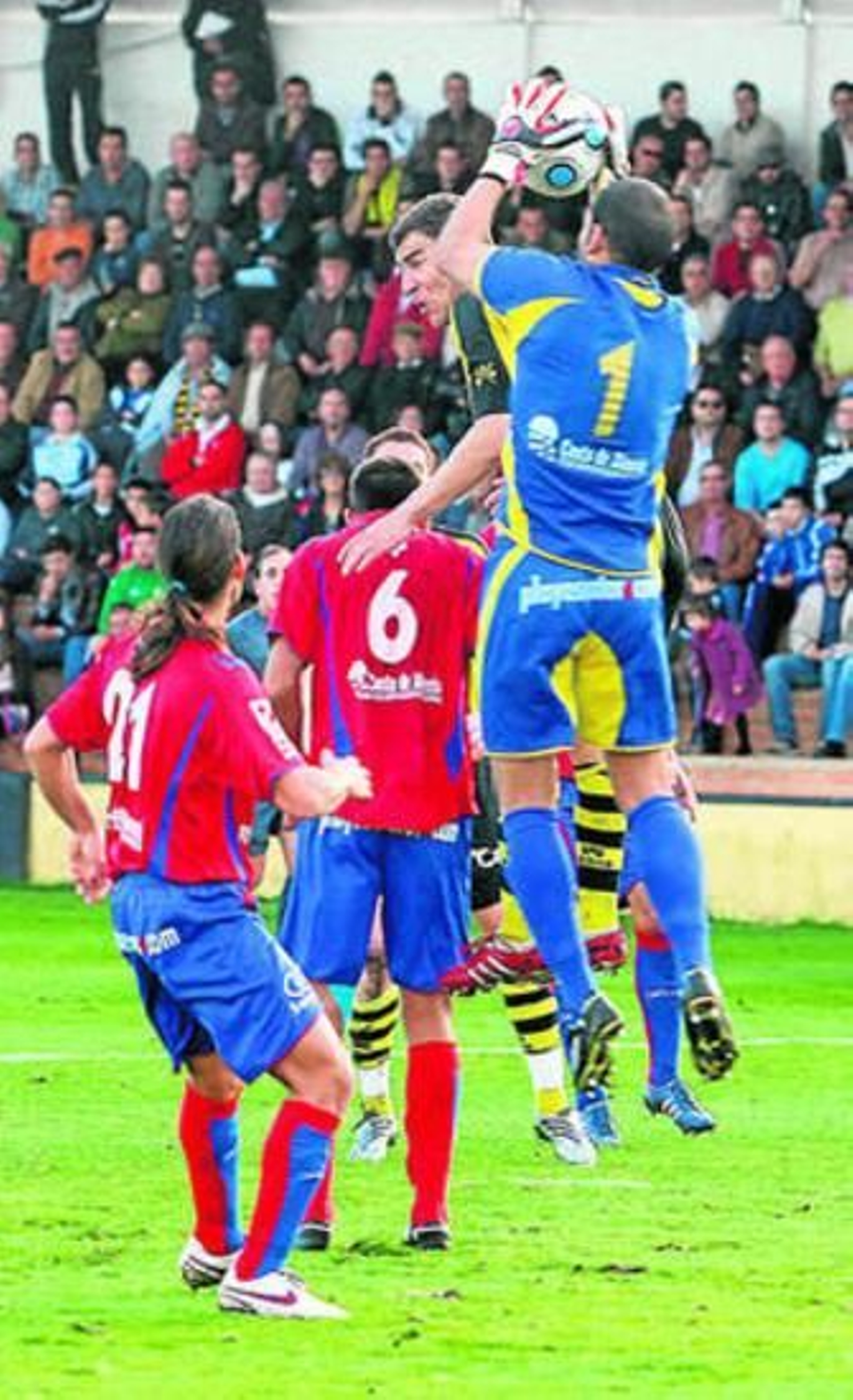 Toni Bernal salta a por un balón ante el San Roque en Lepe.