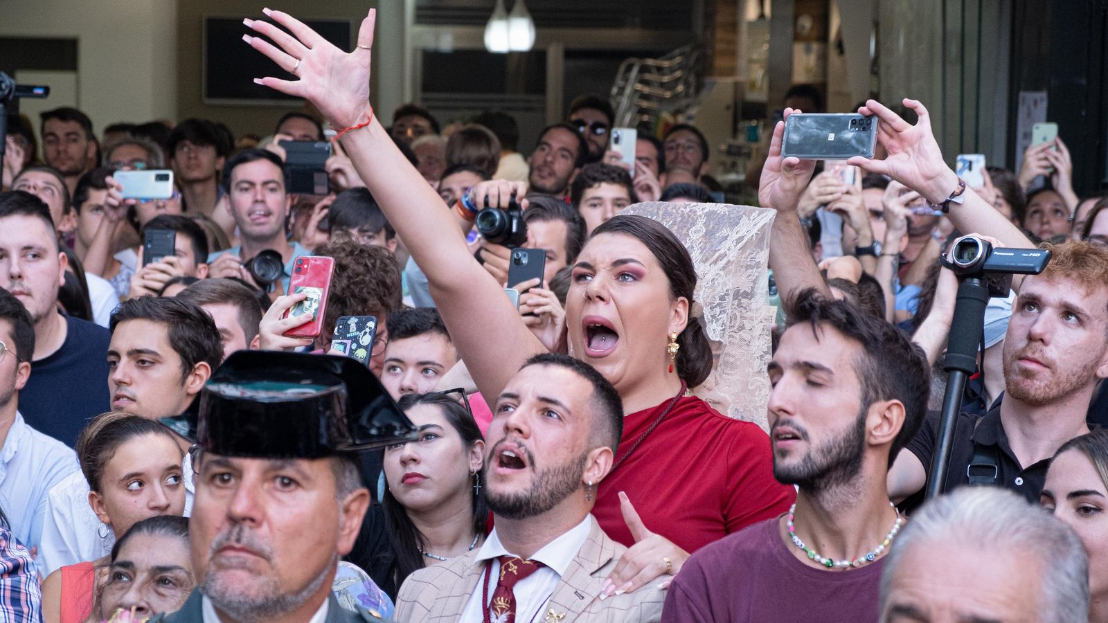 Se sucedían los vivas a la Virgen de los Dolores en la calle Afán de Ribera
