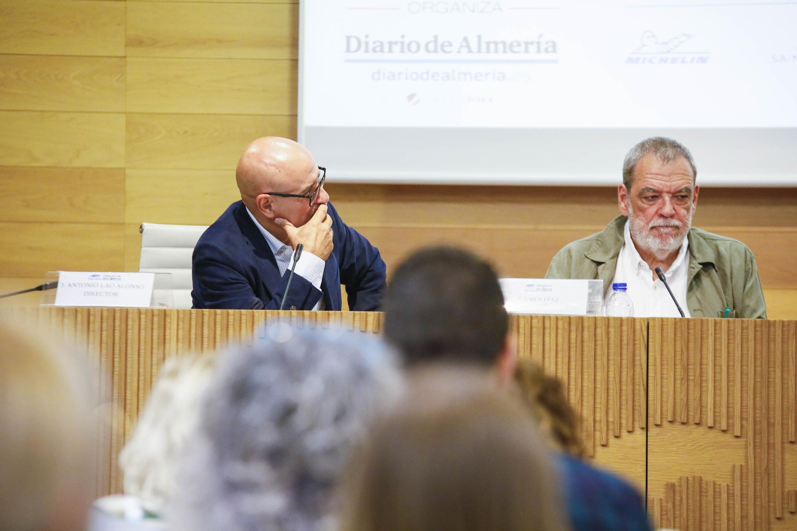 Carmen Mola presenta su libro "El clan" en la Casa de las mariposas de Almería, en imágenes