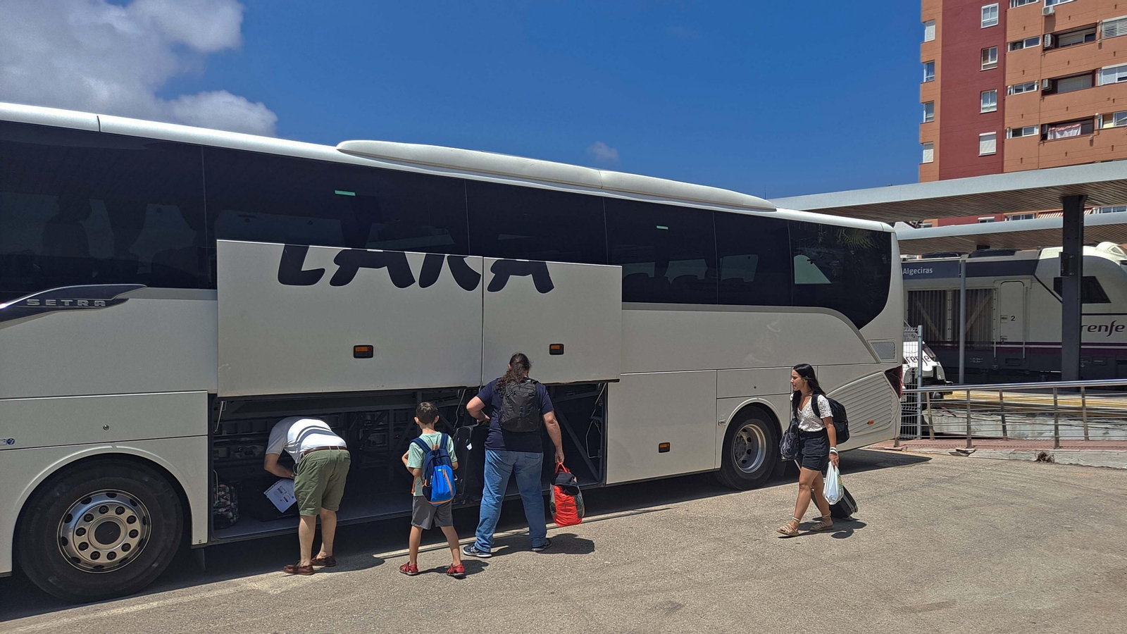 Fotos del primer día del servicio de autobuses de Renfe en la conexión Algeciras - Madrid
