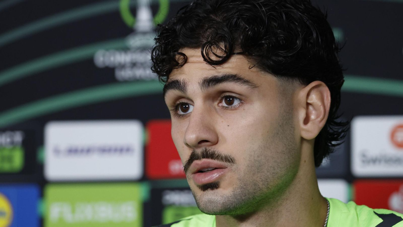 Johnny Cardoso, en un momento de la rueda de prensa en el Benito Villamarín.