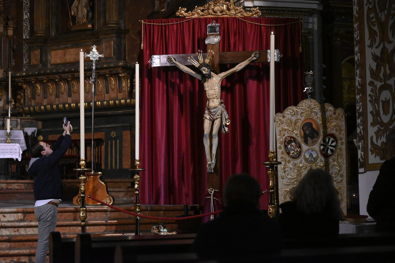 Las mejores fotos del acto de veneración en San Agustín al Cristo de San Álvaro de Córdoba