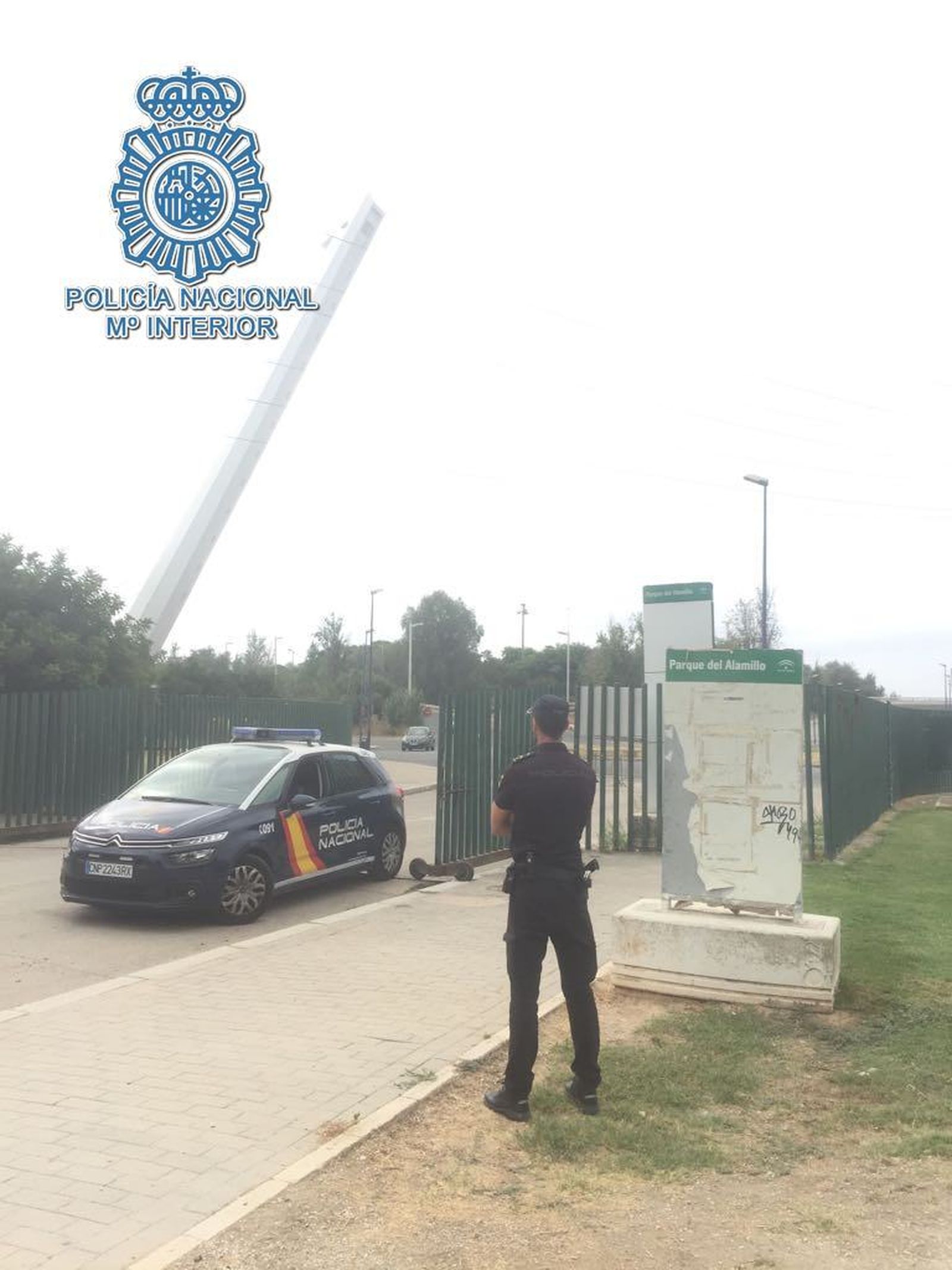 Un patrullero de la Policía Nacional monta guardia en el Alamillo.