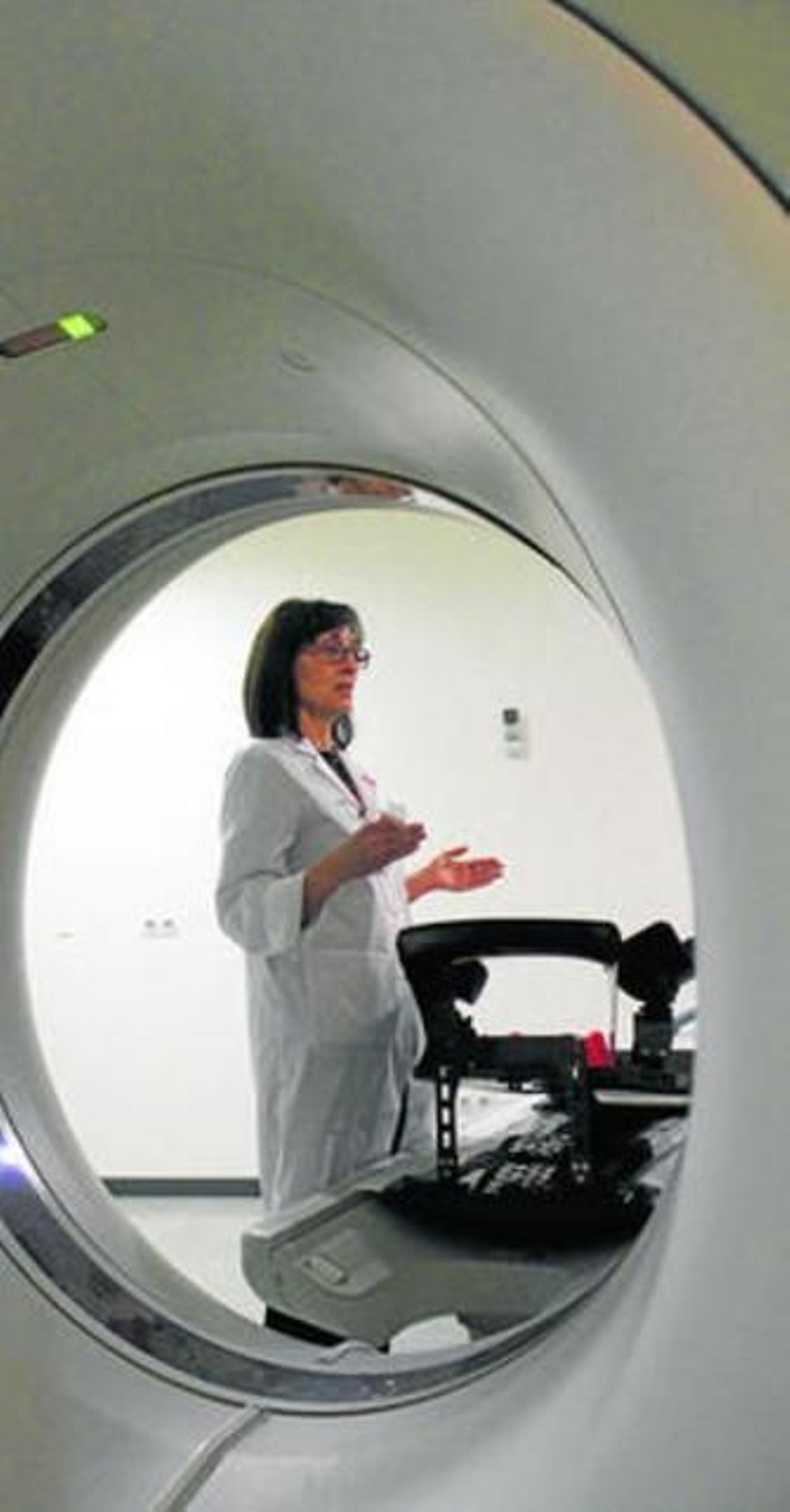 La doctora Bayo explica el funcionamiento del TAC multicorte, una de los últimos ingenios incorporados a la unidad.