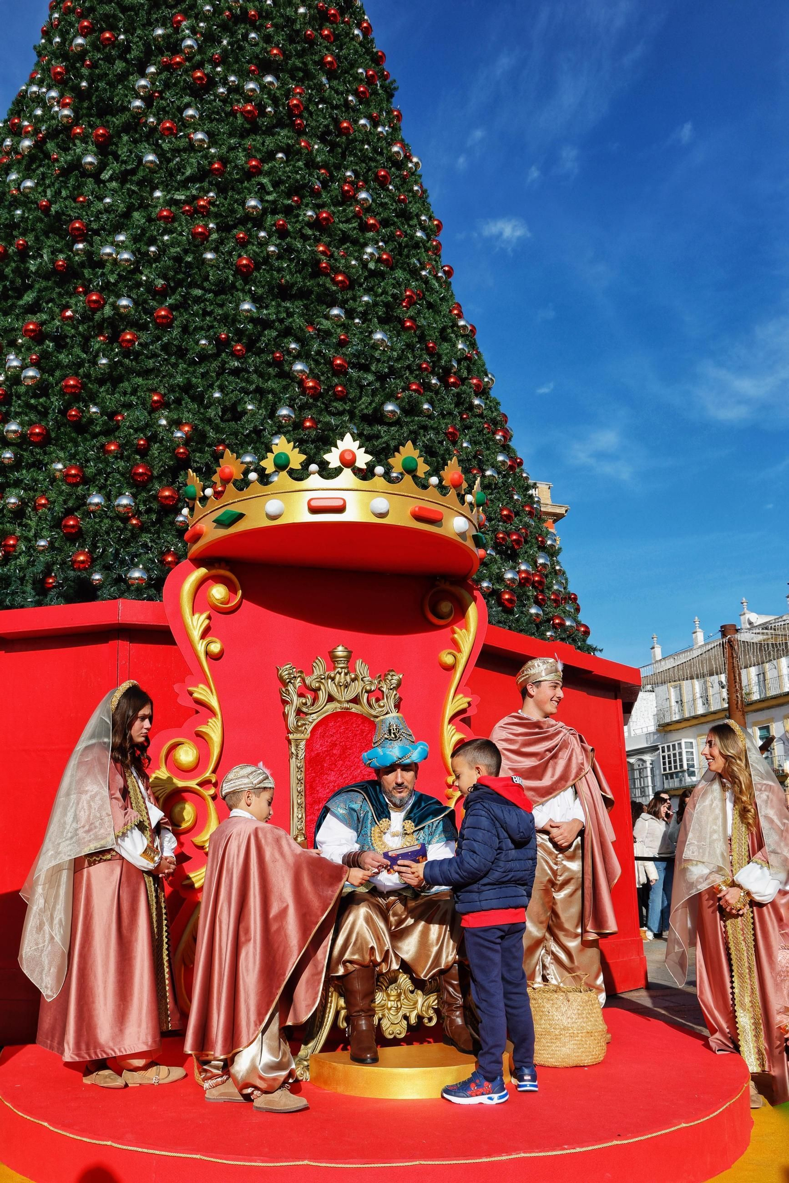 El emisario de los Reyes recibió a los niños bajo el arbol de navidad de la plaza del Rey.