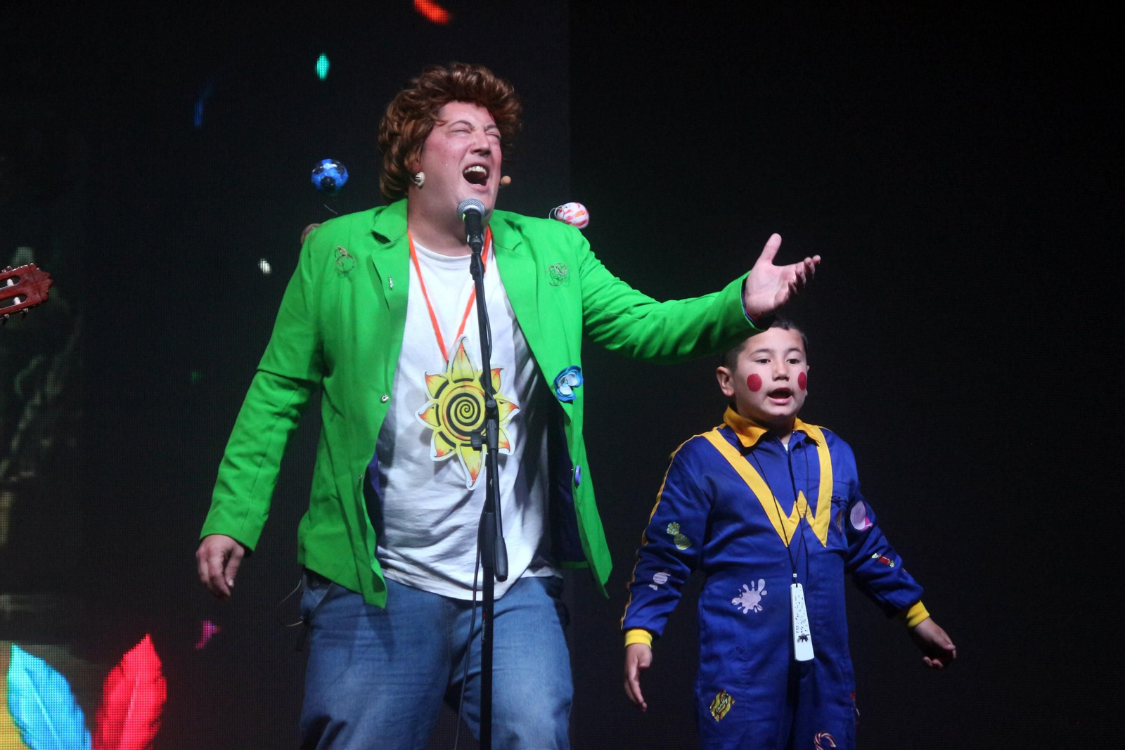 Fermín Coto canta junto a su familia