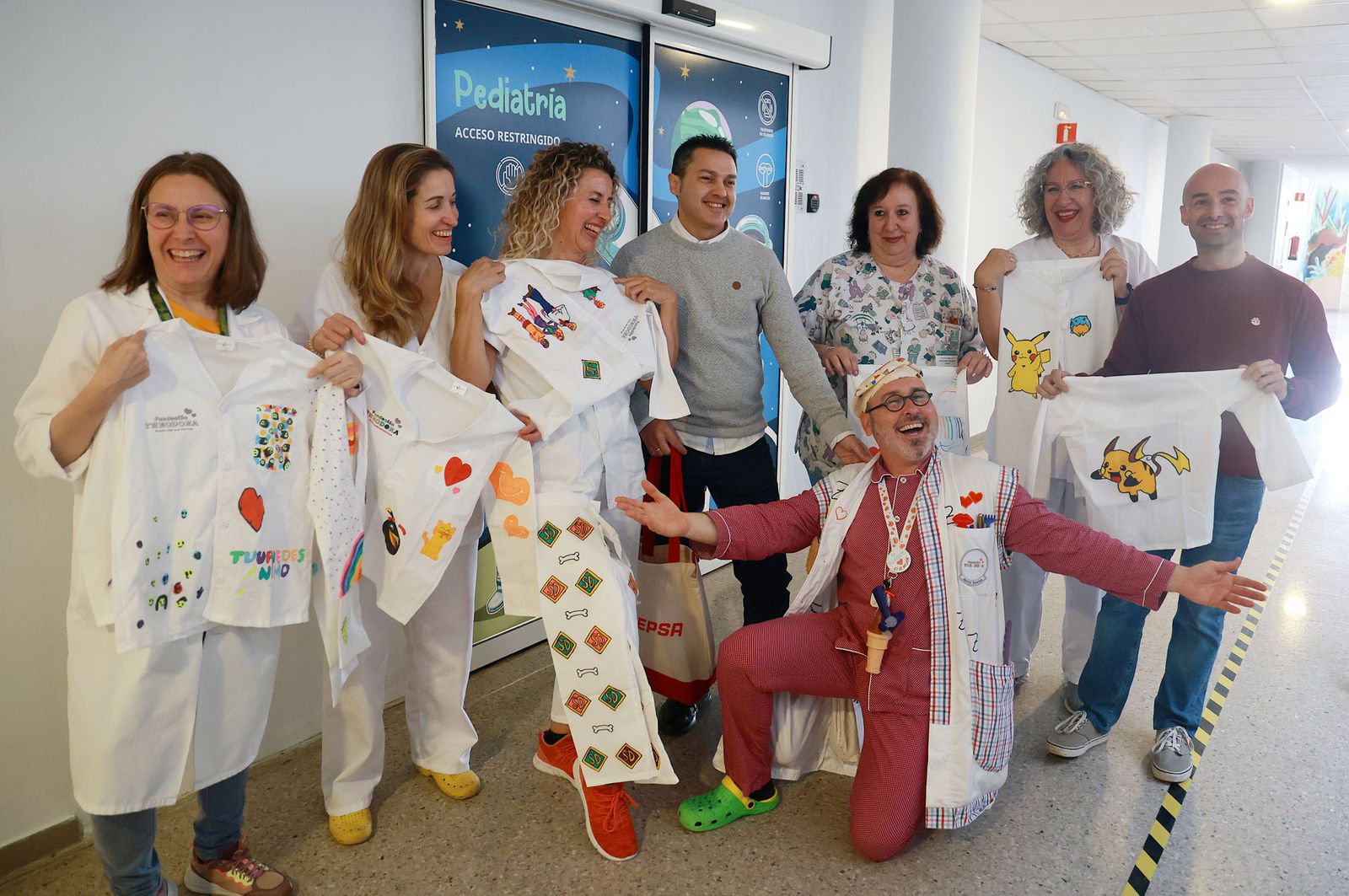 Los menores de Pediatría del Hospital Juan Ramón Jiménez reciben a los Doctores Sonrisa de la Fundación nacional Theodora, en imágenes