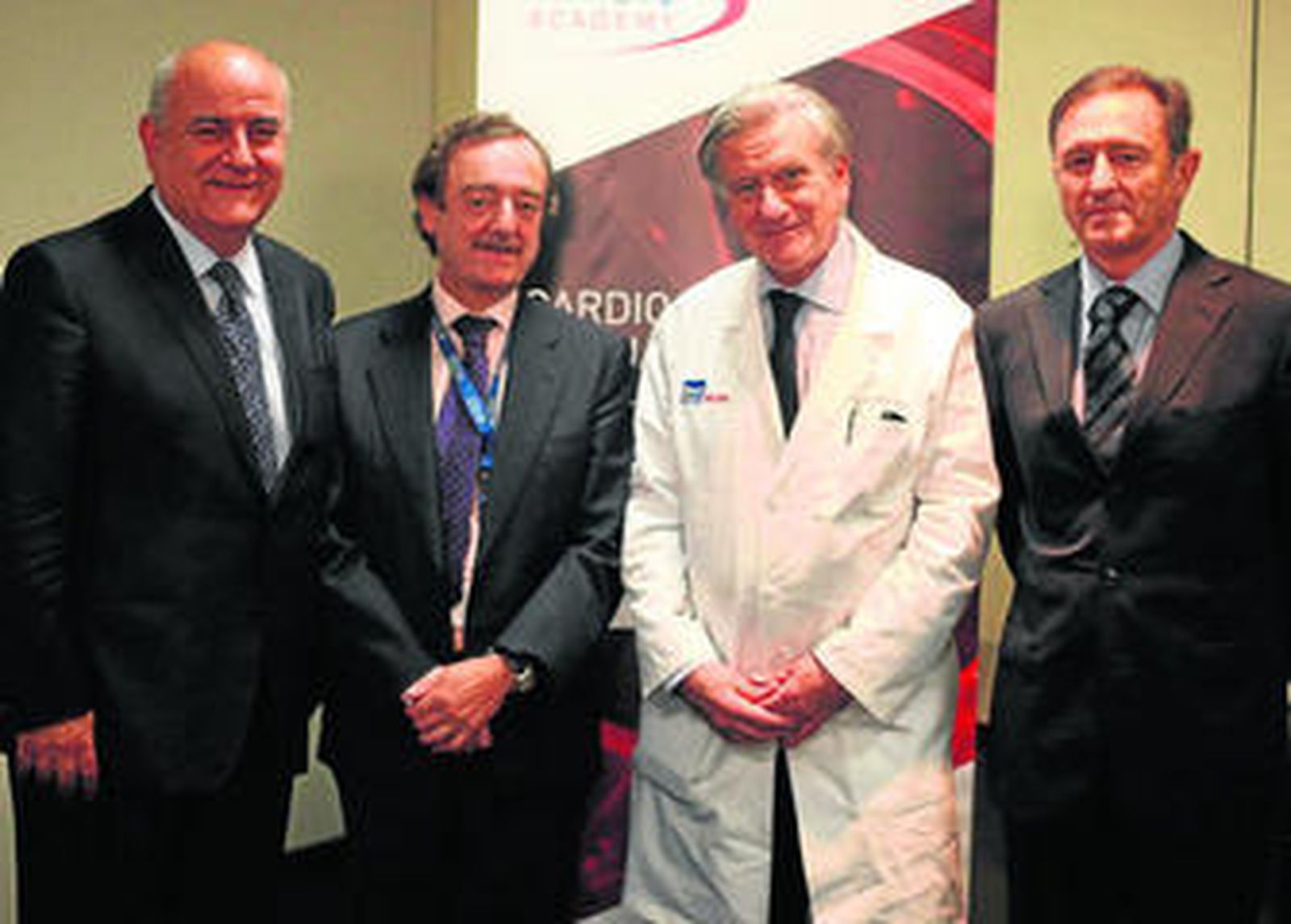 Representantes de la Sociedad Española de Cardiología junto al doctor Valentí Fuster.