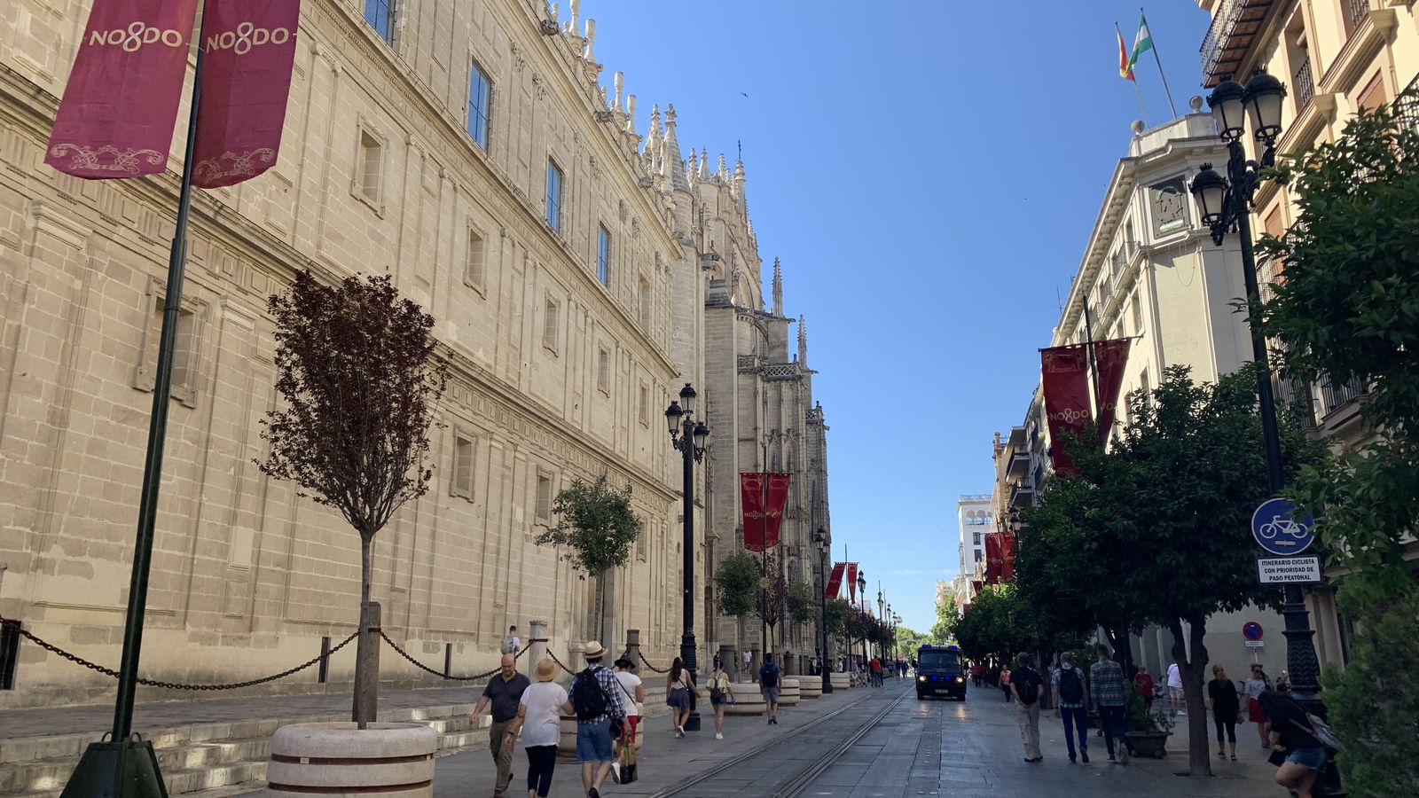 Turistas en la Avenida de la Constitución frente a la Catedral de Sevilla