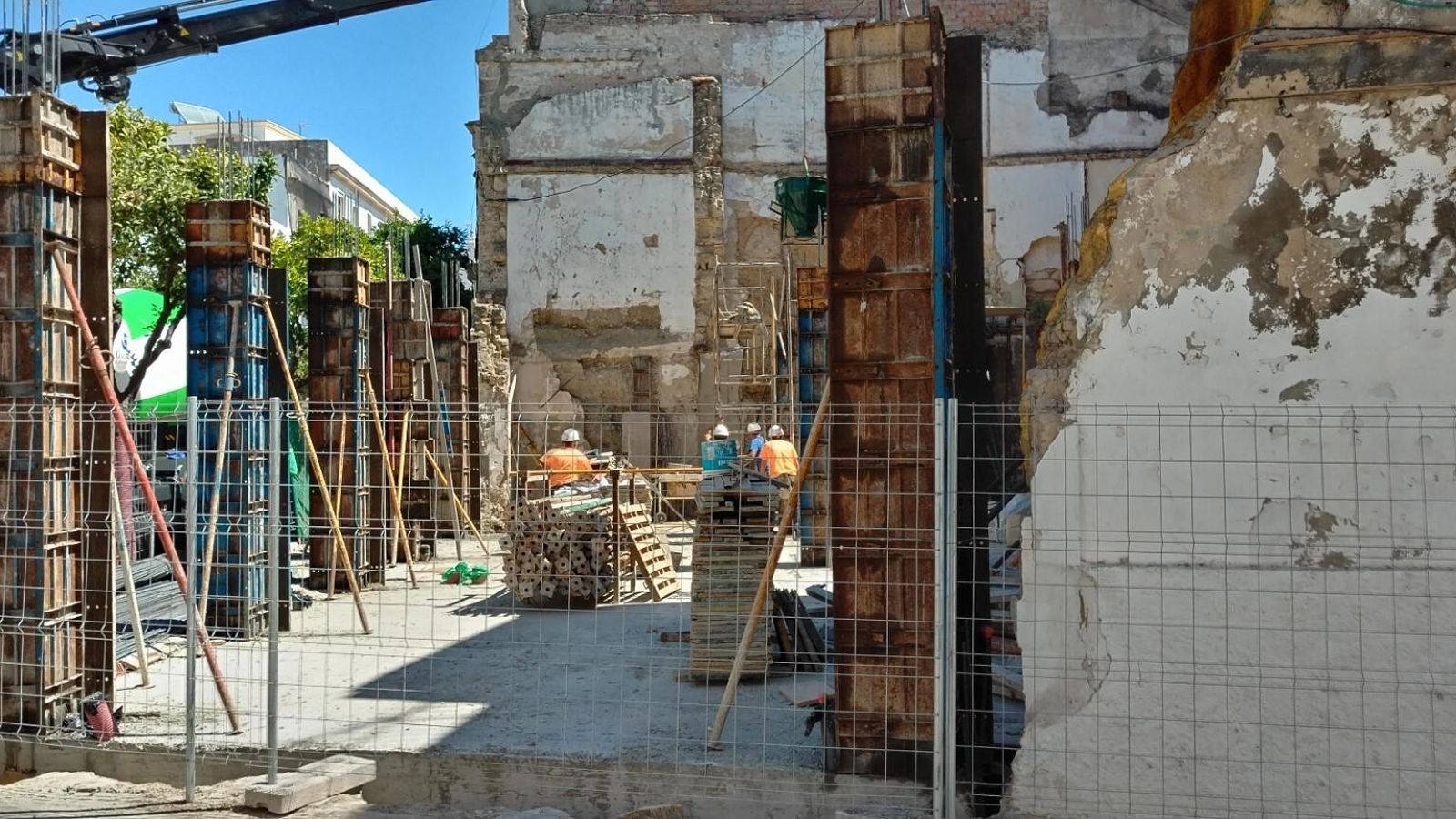 Trabajos de construcción de un edificio en el número 25 de la calle Larga.
