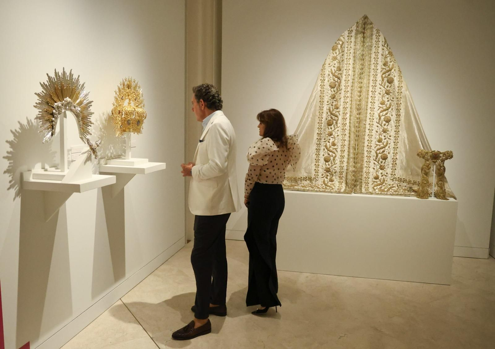 La exposición 'Vestida de Sol' del Cautivo en el Museo de Málaga, en imágenes