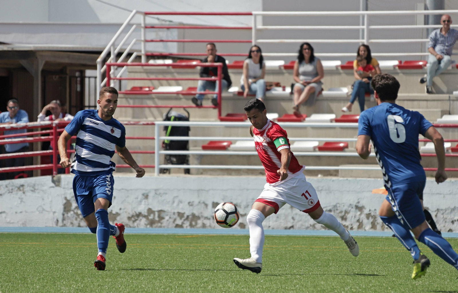 El rojillo Chupi se dispone a golpear el balón.