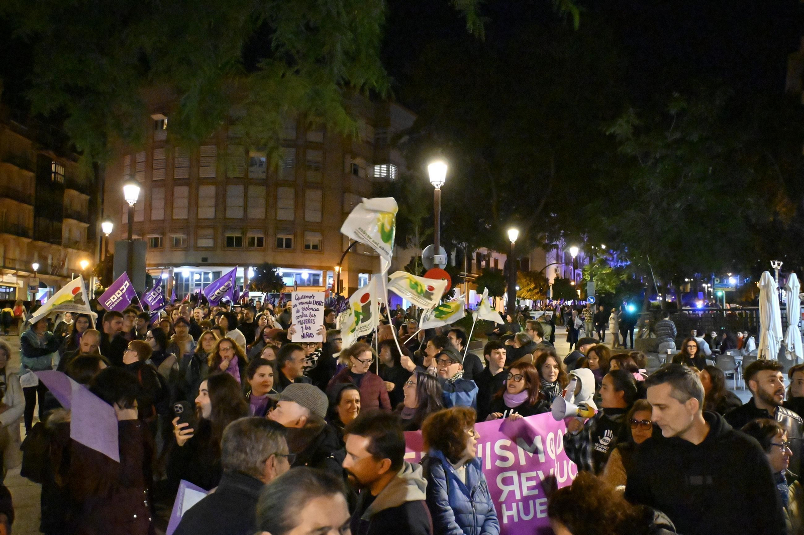 Imágenes de la manifestación con motivo del 25N en Huelva