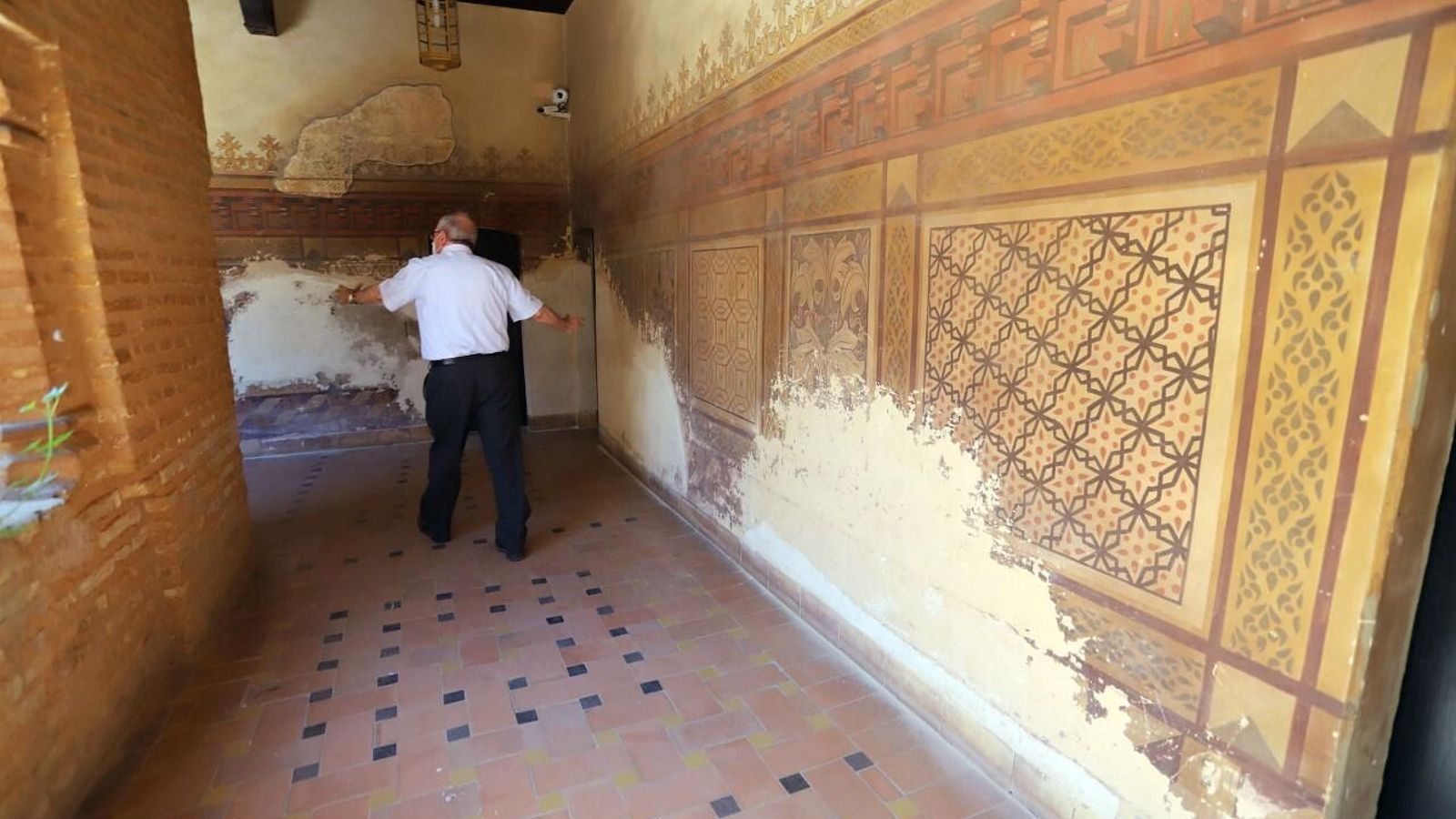 Aspecto de algunas paredes donde se observan grandes espacio donde se ha perdido la pintura.