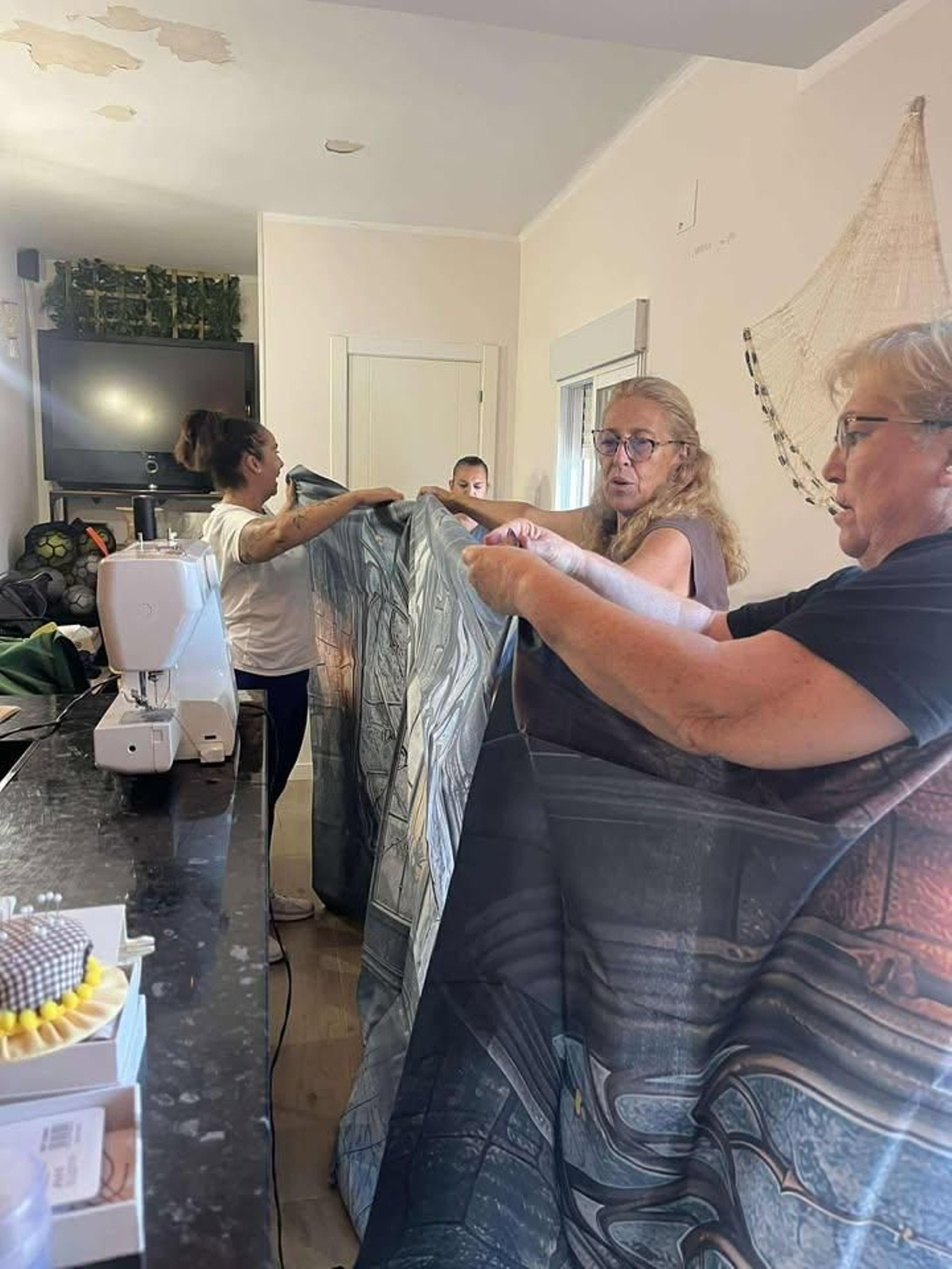 Varias mujeres trabajando en los preparativos de la propuesta de Villa Carmela para Halloween en San Fernando