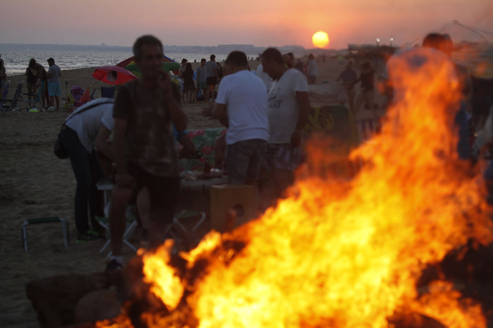 Anterior edición de las Hogueras de San Juan, al atardecer, en las playas de Punta Umbría