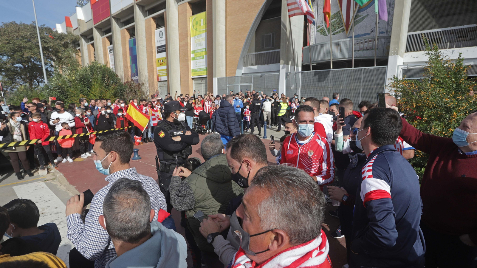 Aficionados del Algeciras esperan para recibir al equipo en un partido en casa.