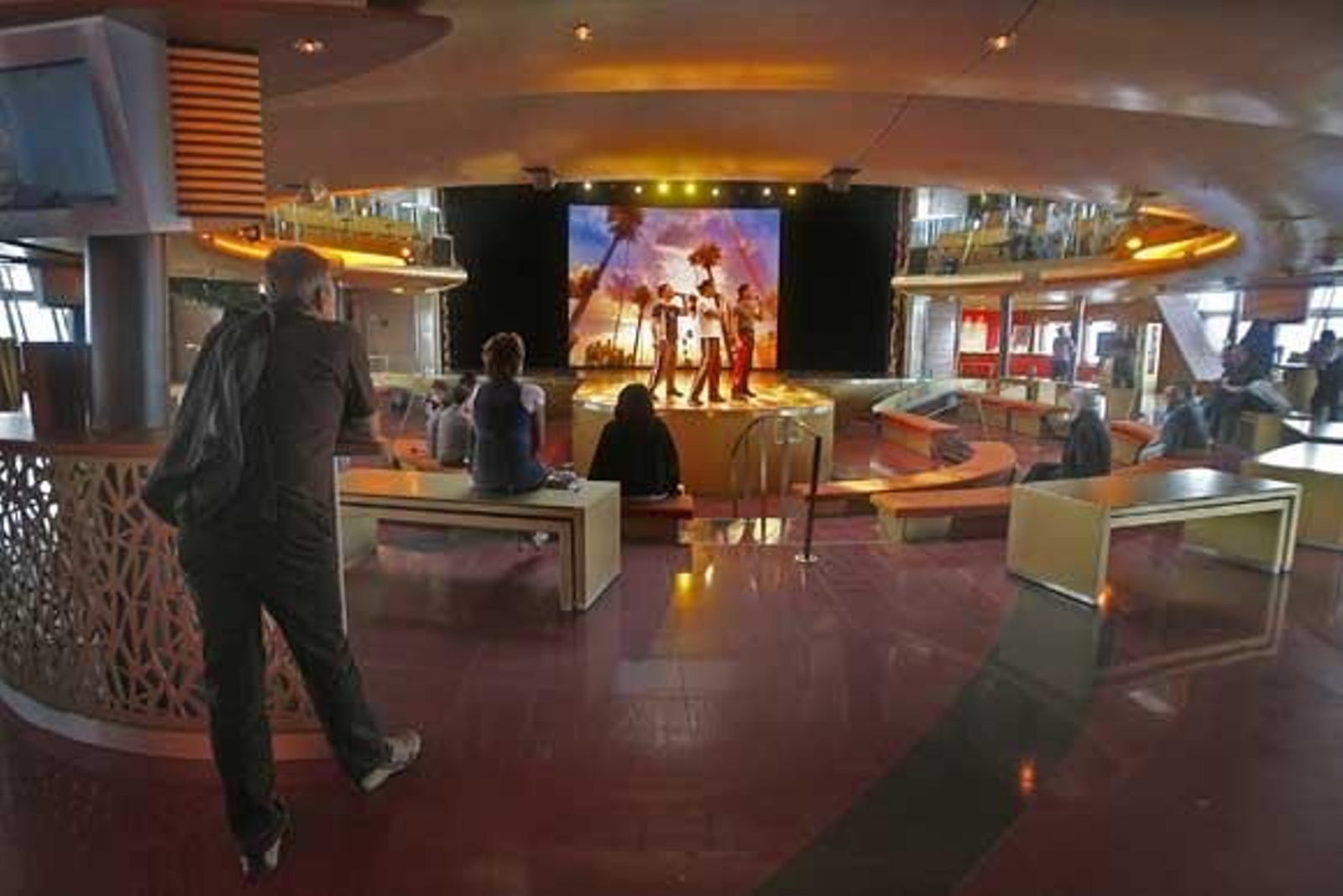 El 'Aidablu' es el primero de los 300 buques de este tipo que atracarán este año en el Puerto de Cádiz

Foto: Joaquin Pino