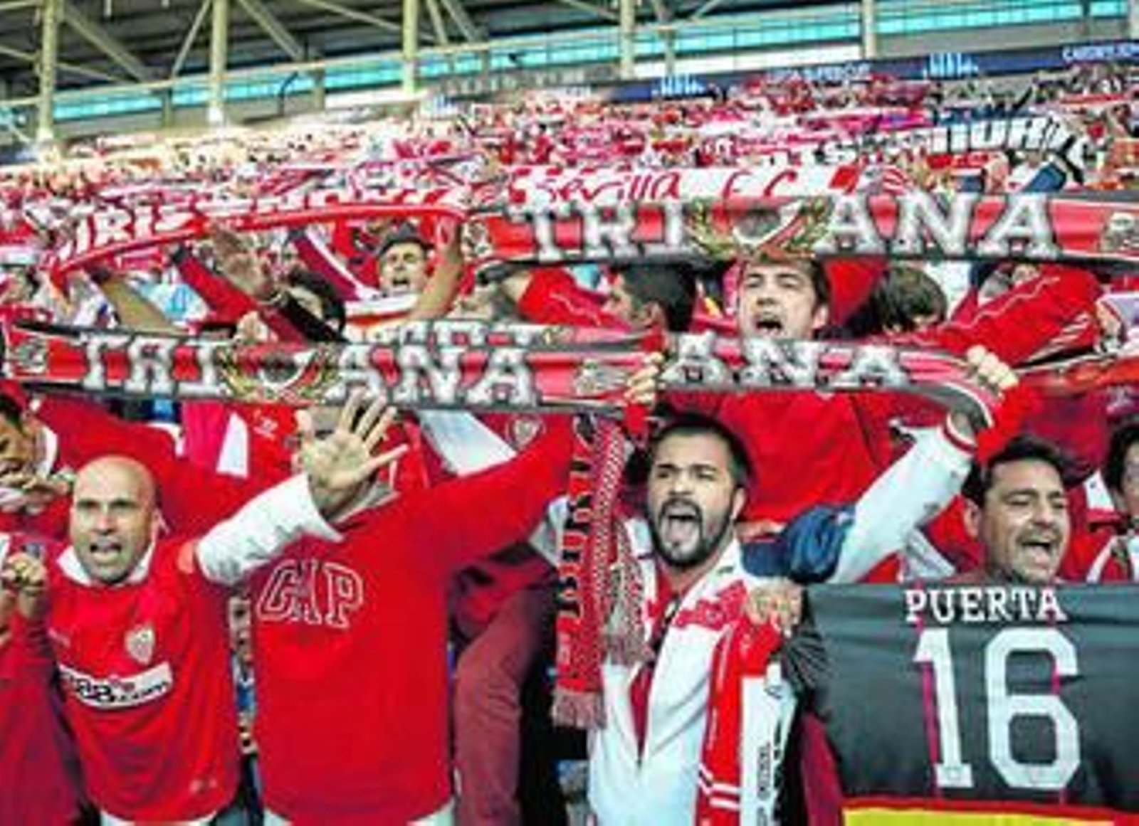 La afición del Sevilla no paró de animar antes y durante la final en Cardiff.