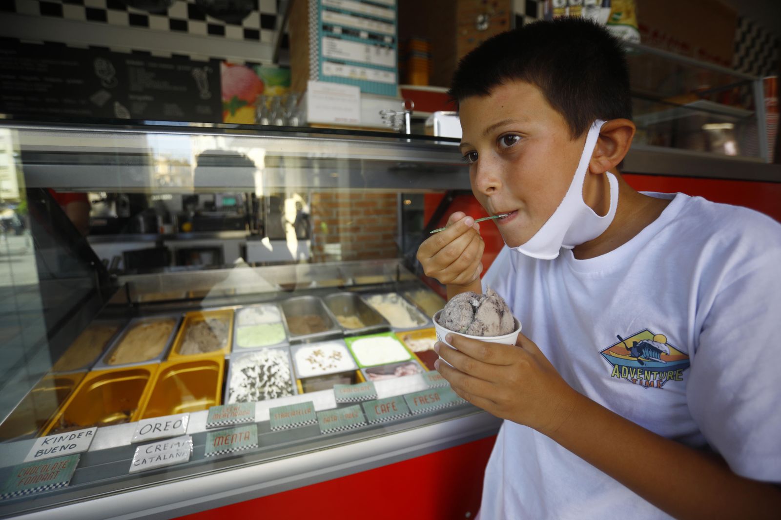 Niño devora un helado de la heladería David Rico.