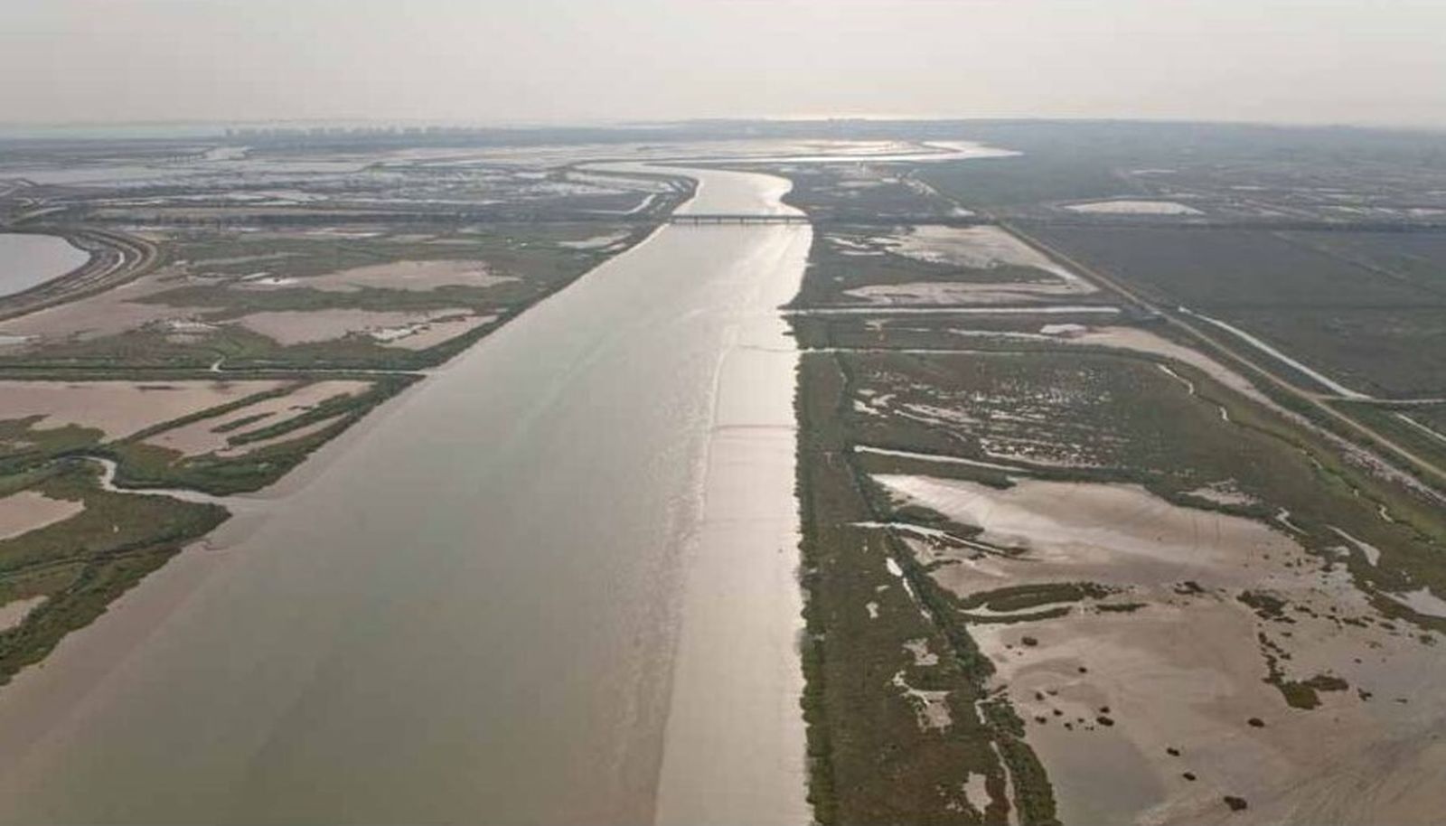 El caudaloso canal artificial conocido como 'La Calle Larga', realizado en 1722 e integrado actualmente en el río Guadalete.
