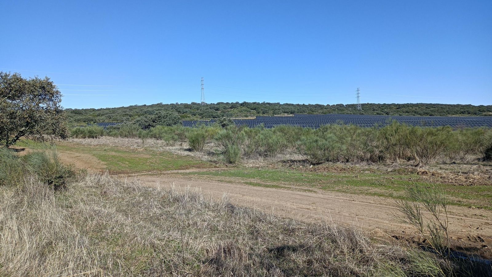 Y a la derecha nos acompañará una planta fotovoltaica.