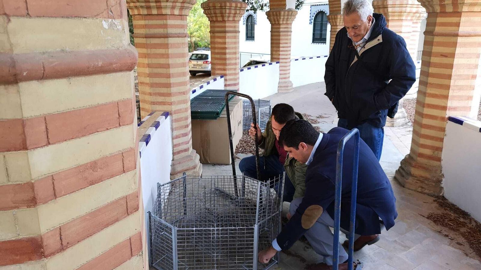 Instalación de jaulas en uno de los edificios del Parque de María Luisa.