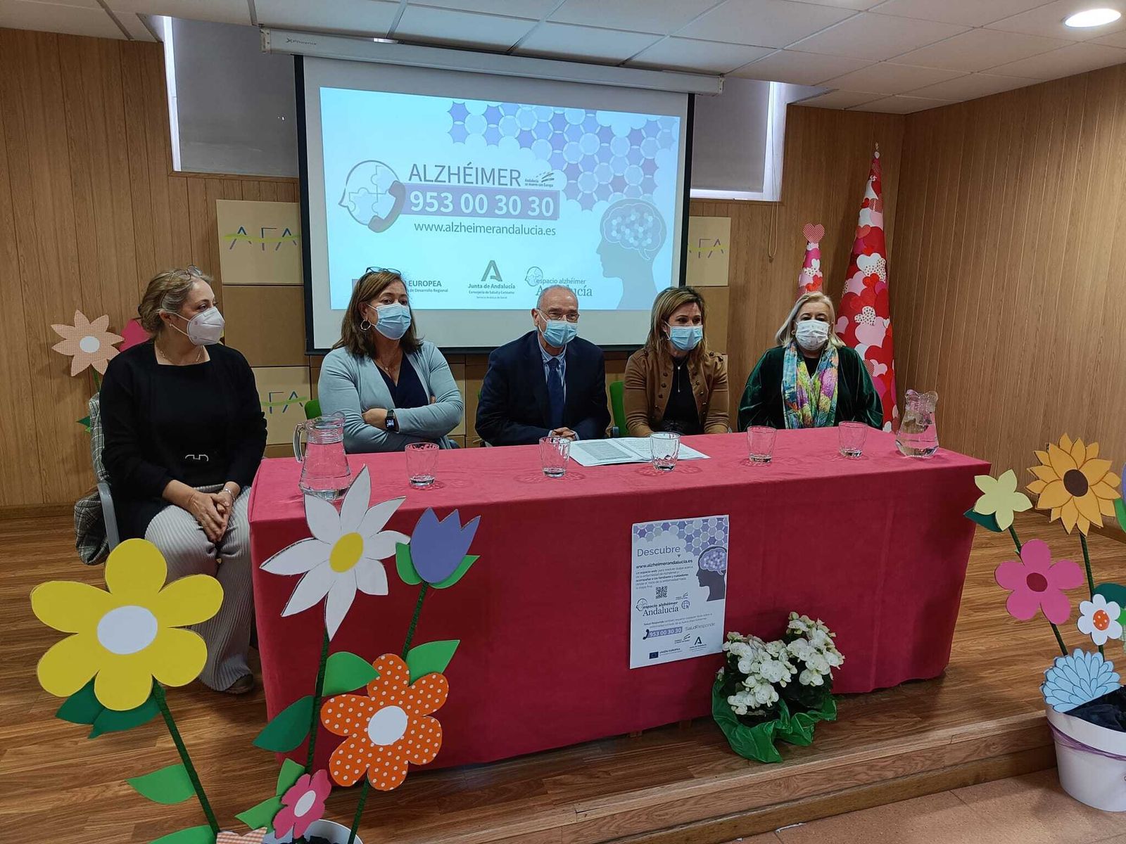 Salud presenta la nueva Línea Alzheimer a asociaciones onubenses de pacientes