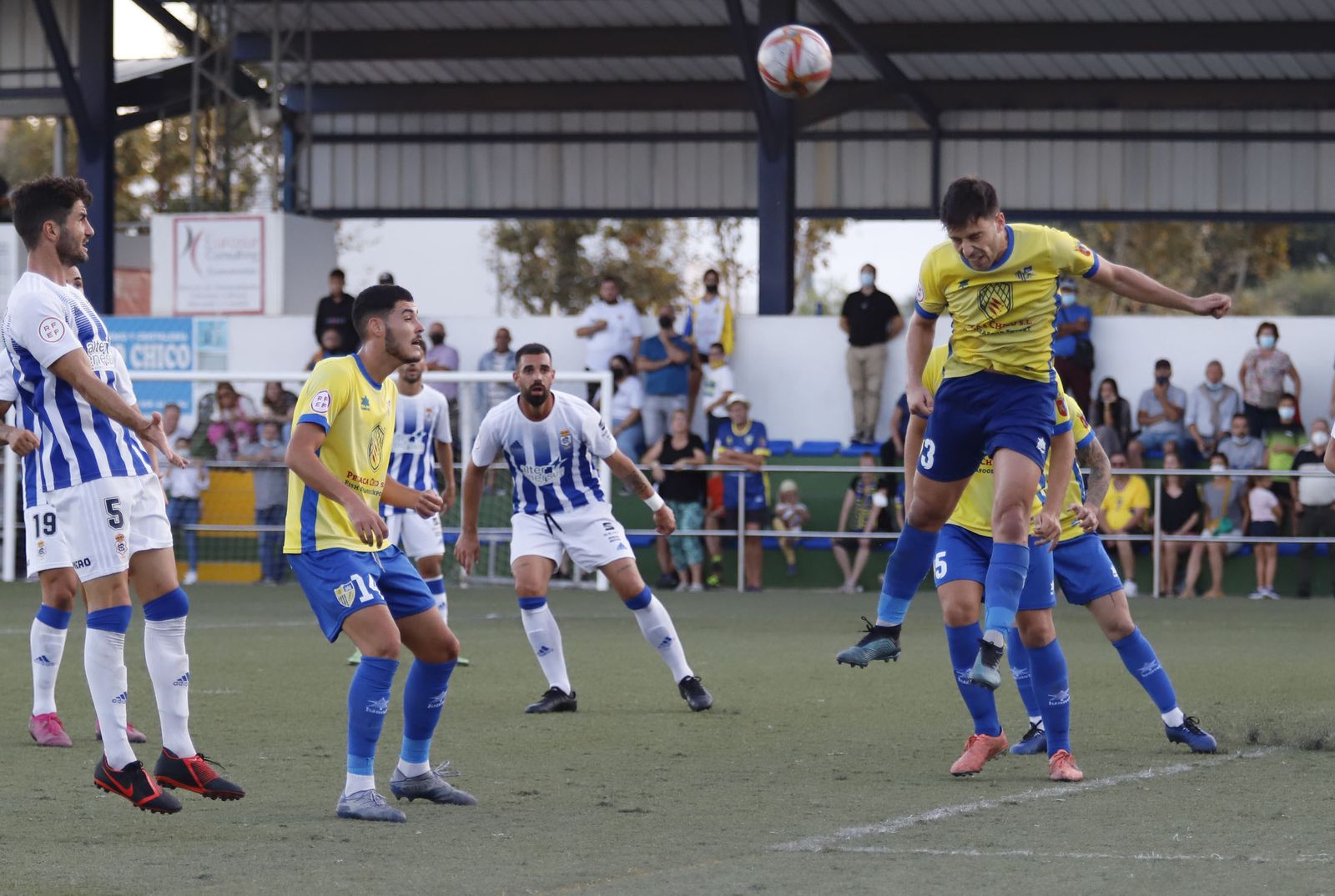 Imágenes del encuentro entre el Conil y el Recreativo de Huelva