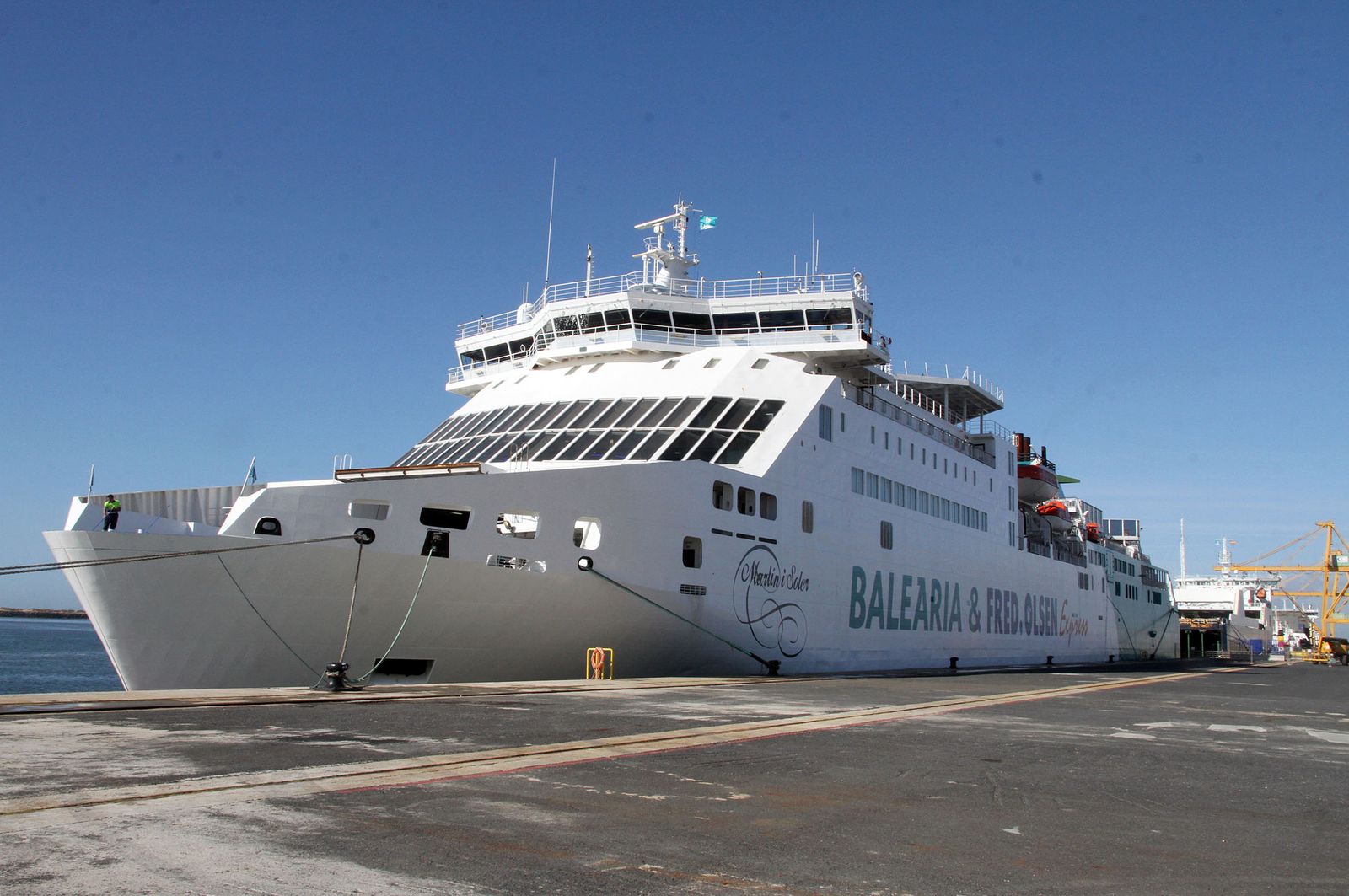 Un ferry de Balearia y Fred. Olsen Express, en el Puerto de Huelva.