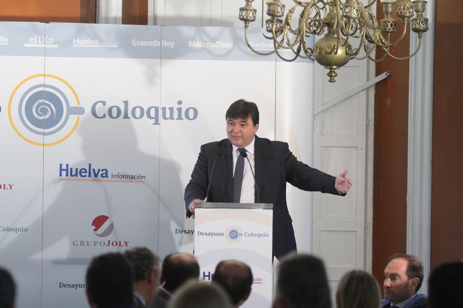 Gabriel Cruz interviene durante el desayuno-coloquio organizado por el Decano.