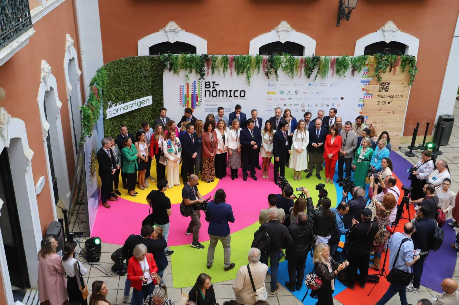 El director de Binómico con representantes de administraciones y país invitado.