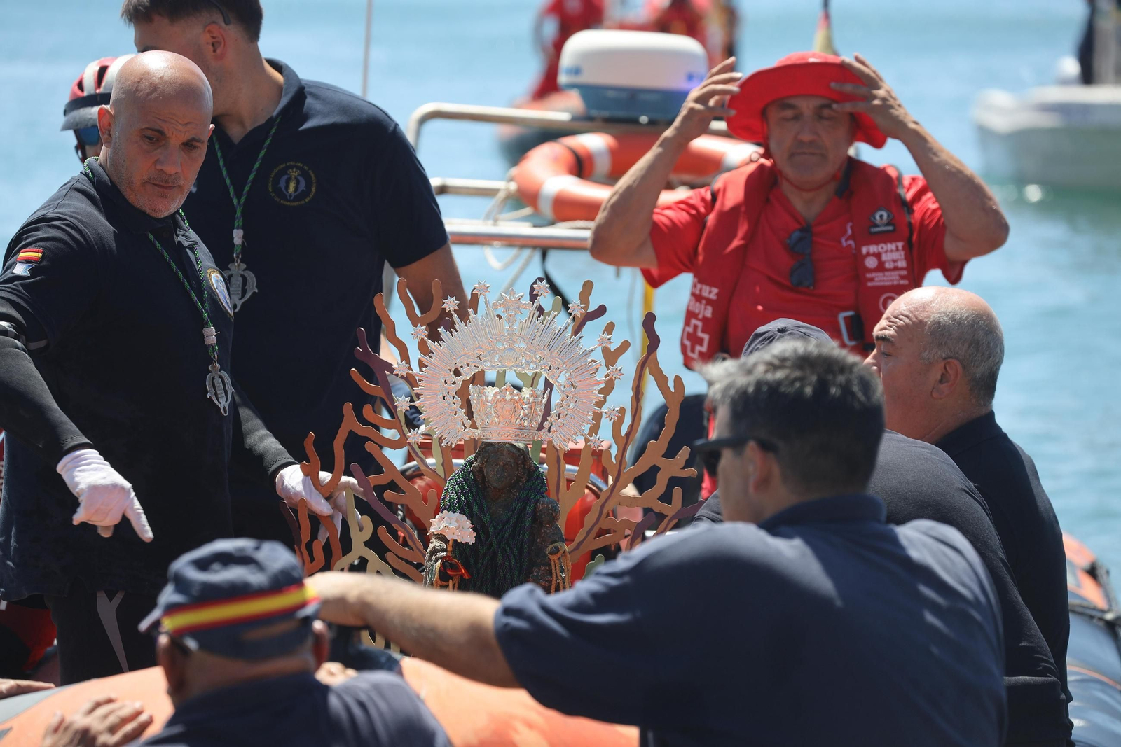 La procesión en Málaga de la Virgen del Carmen de los submarinistas, en imágenes