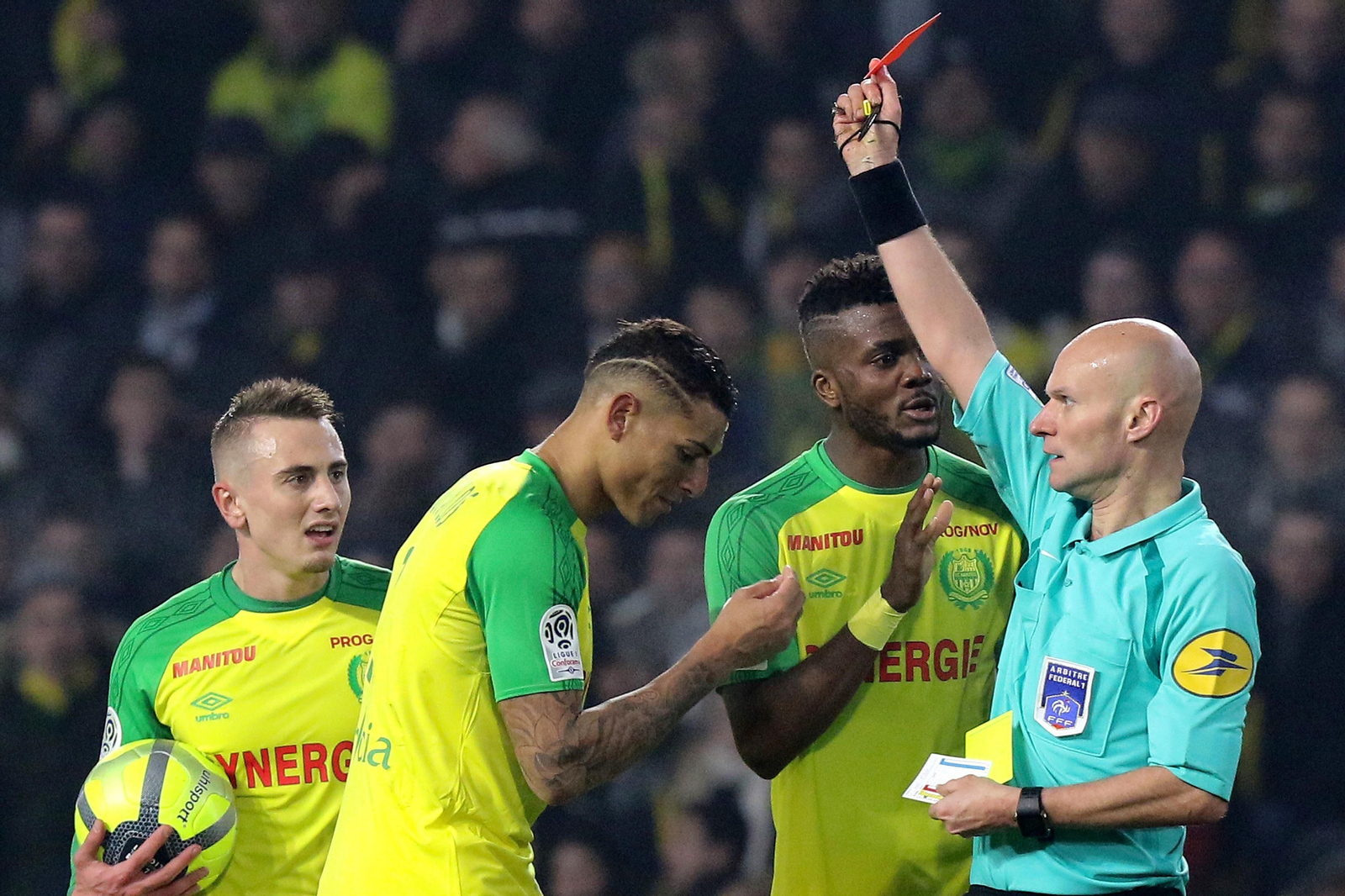 Diego Carlos es expulsado por error por el árbitro Chapron, que le dio una patada desde el suelo.