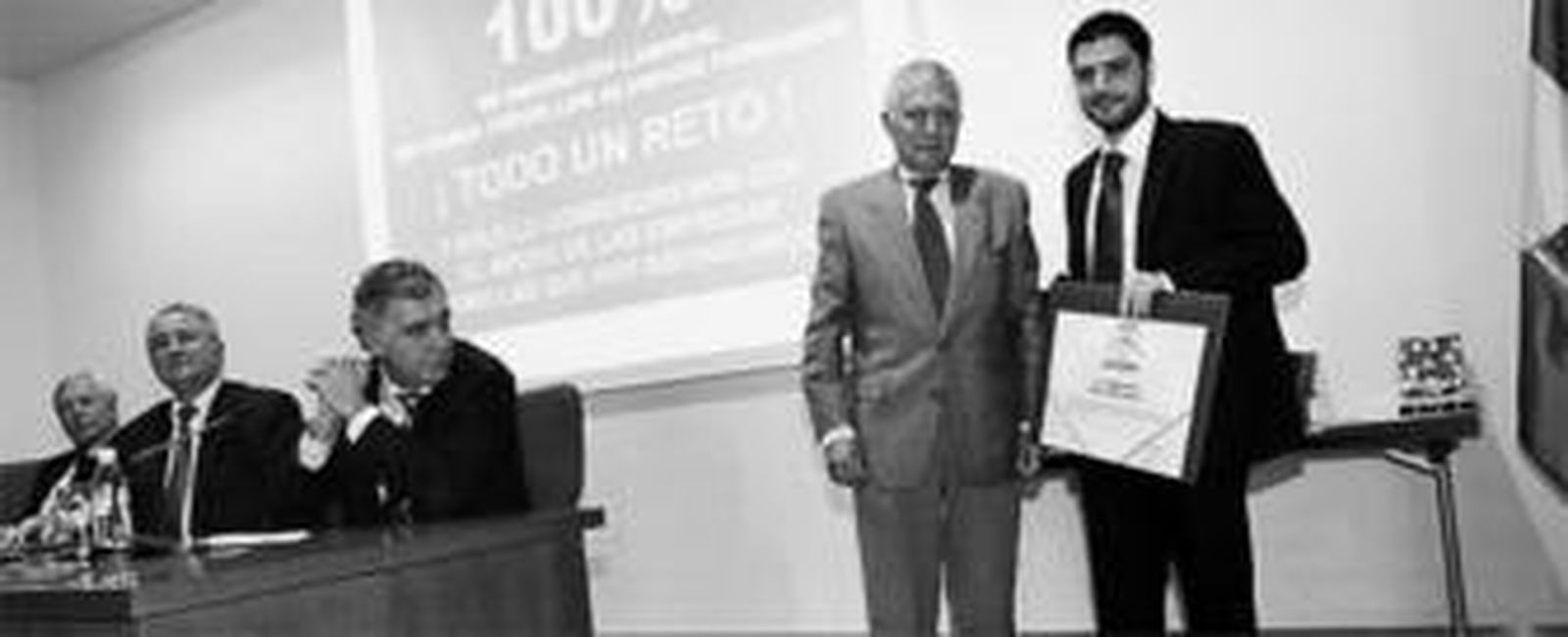 Ángel Recio, redactor de este diario, recoge el premio concedido por Autesel a 'Málaga hoy'.