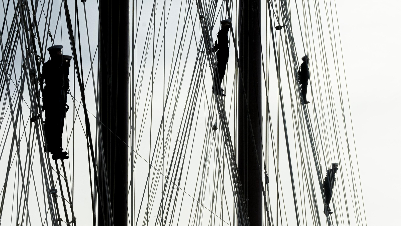 Salida del buque escuela J. S. de Elcano de los muelles de Cádiz para emprender su XCVI Crucero de Instrucción